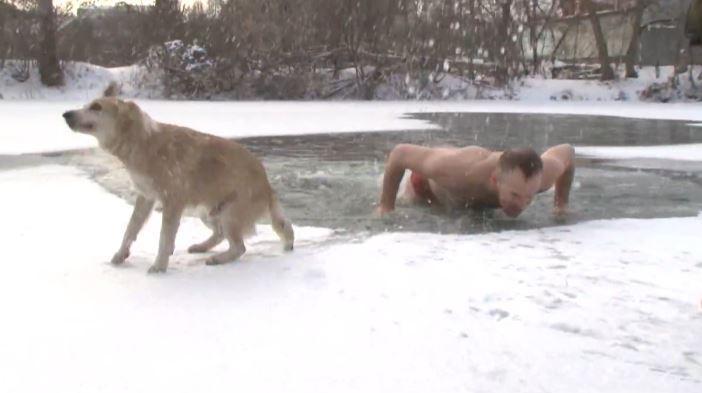 Rus gazeteci boğulmakta olan köpeği kurtardı