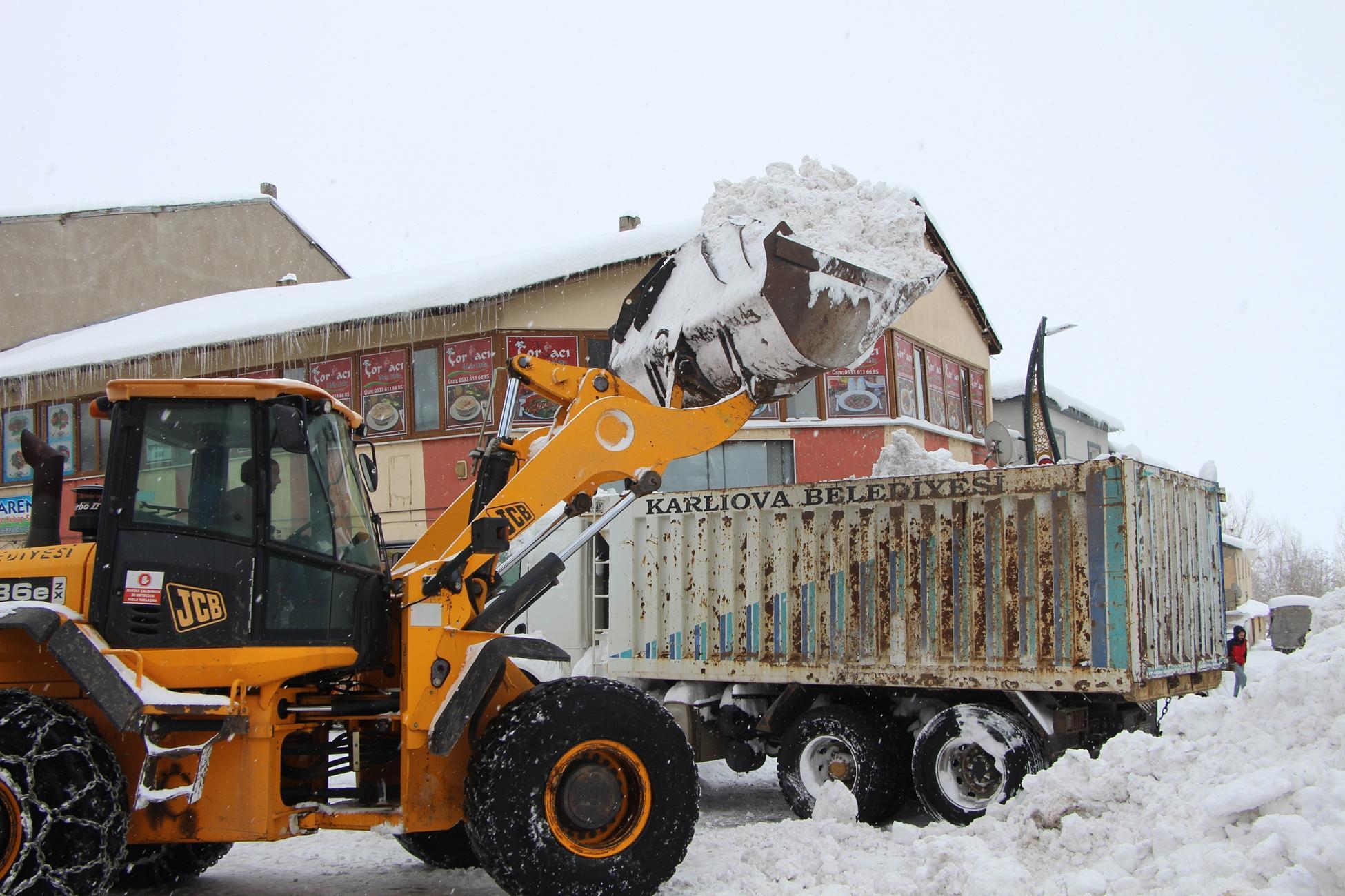 Bu ilçede günde 60 kamyon kar taşınıyor