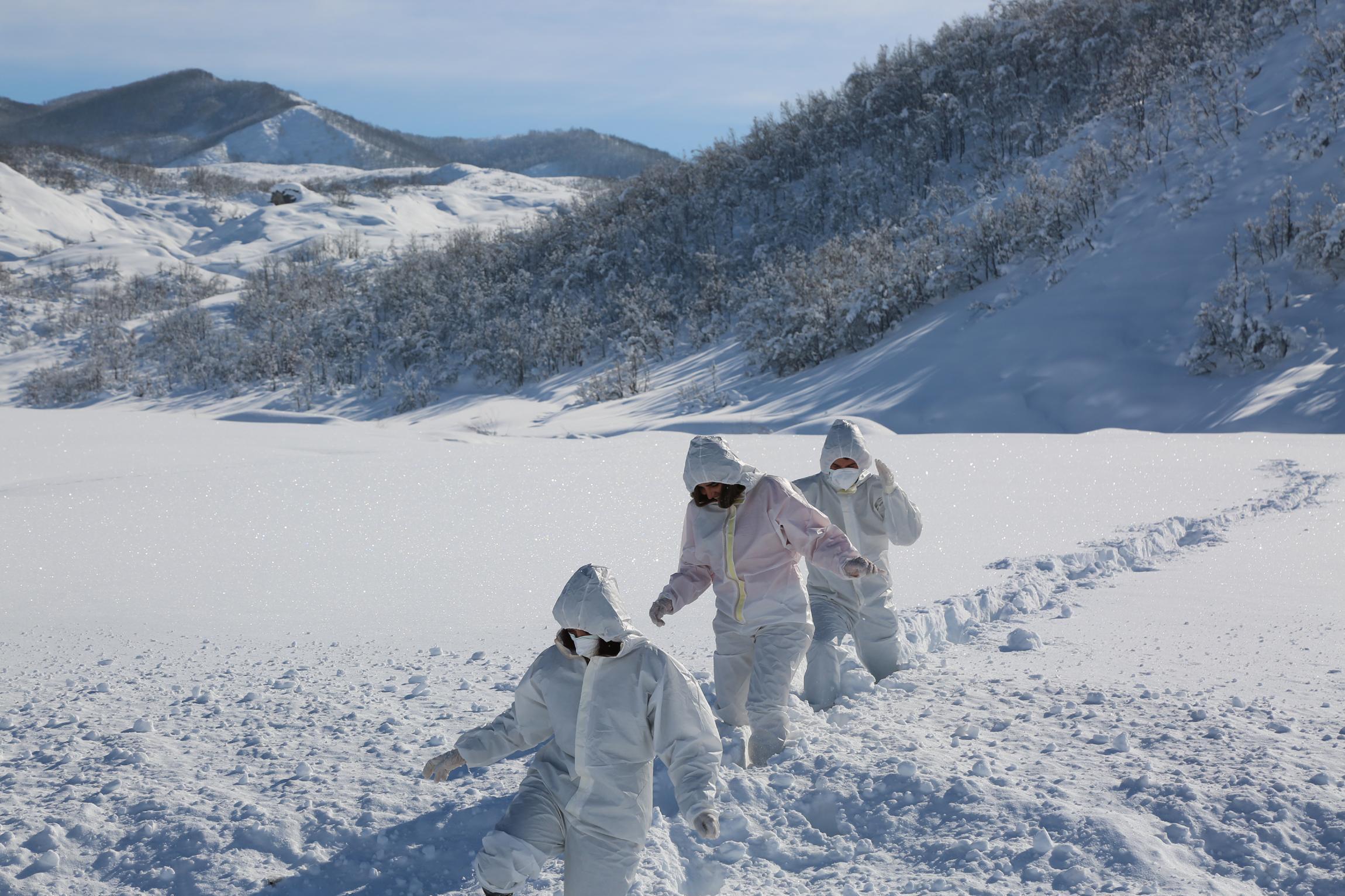 Koronavirüs kahramanlarının karla kaplı yollarda filyasyon azmi