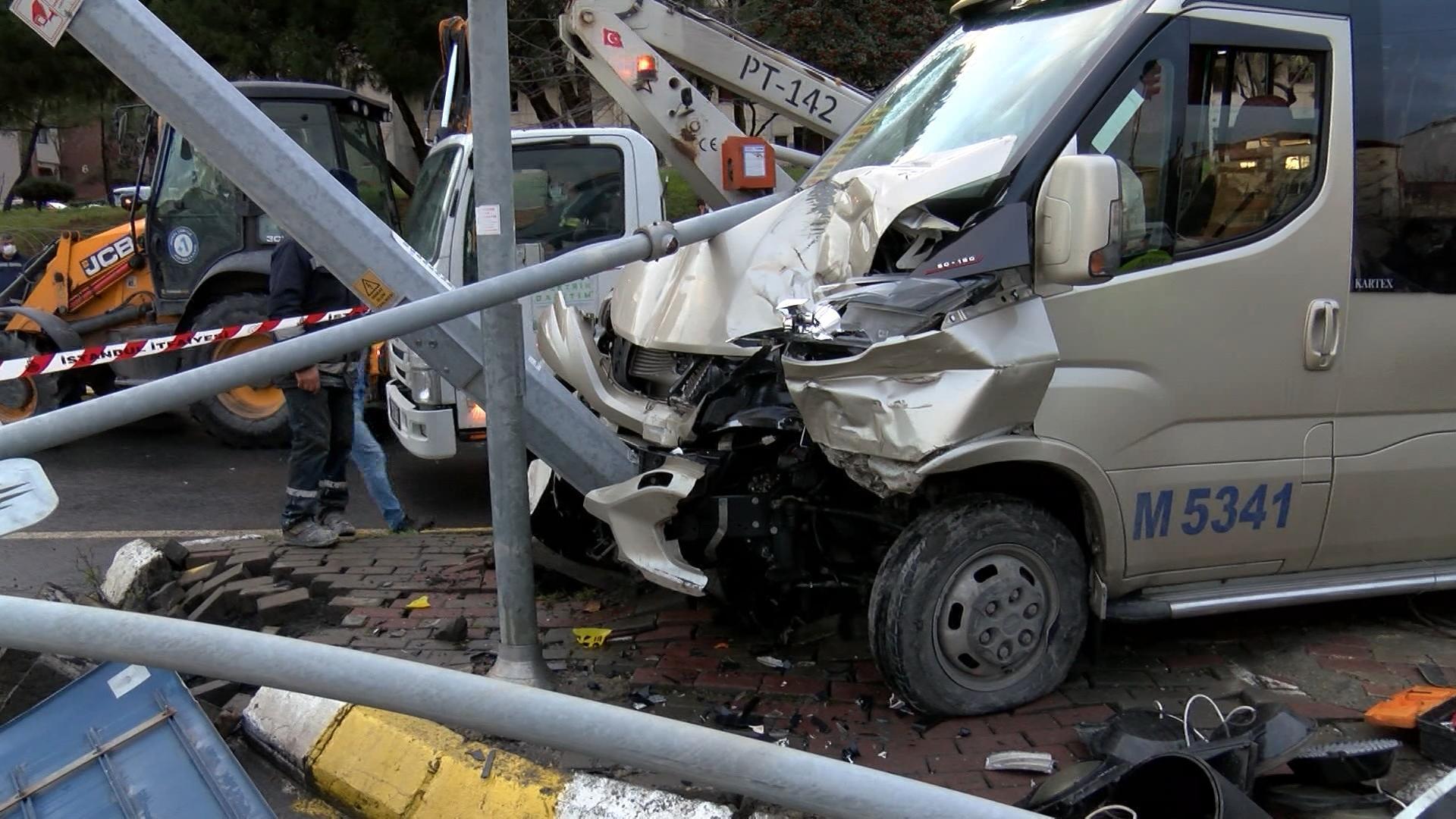 Otomobilin çarptığı minibüs MOBESE direğine çarptı: 7 yolcu yaralandı