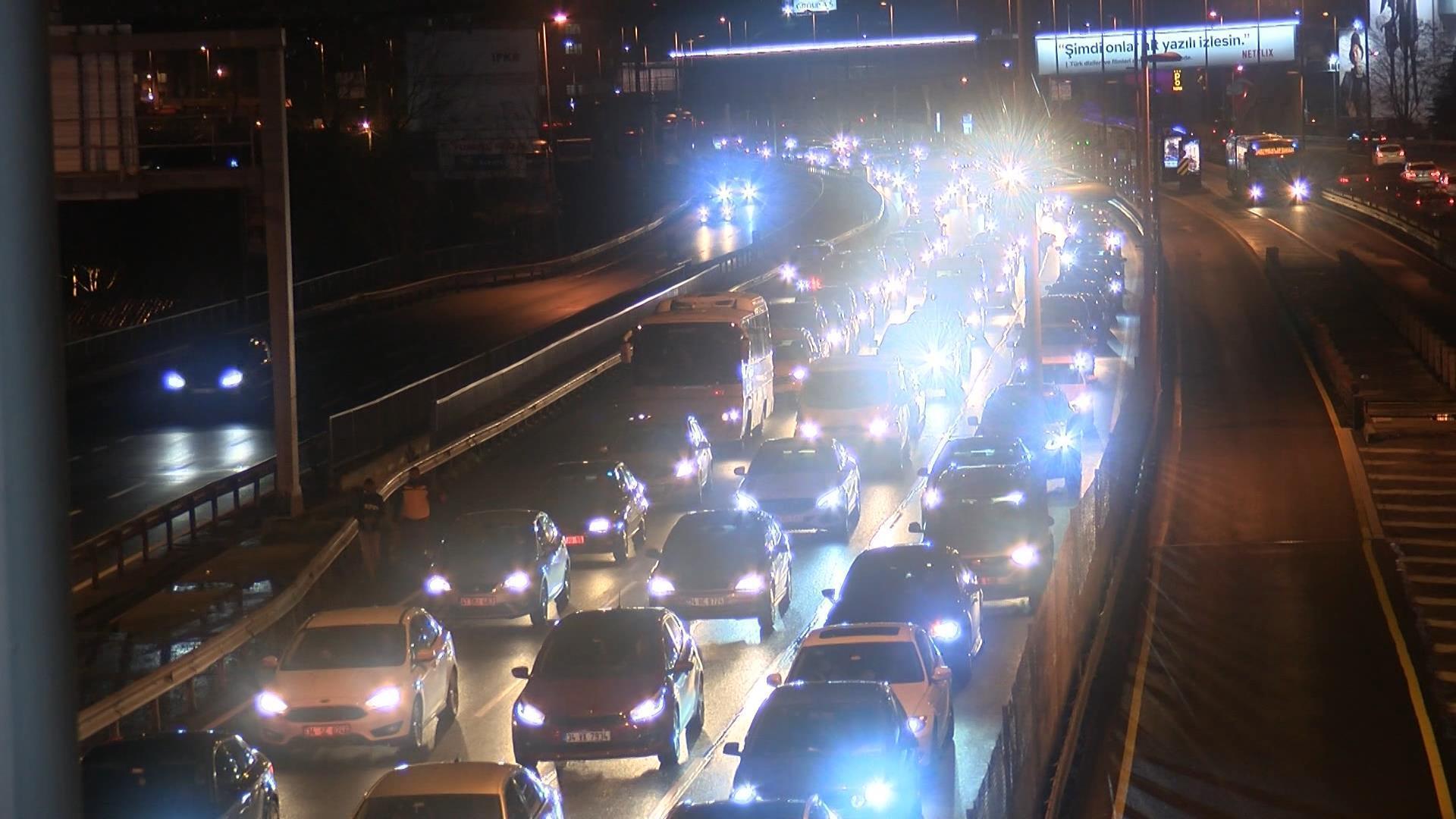 İstanbulda kısıtlamanın başlamasına rağmen trafik yoğunluğu