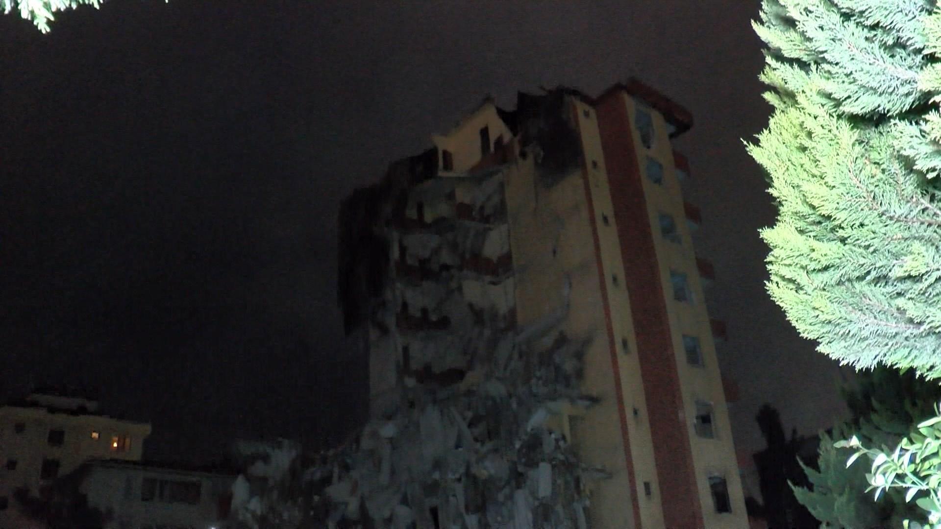 Maltepede yıkımına başlanan bina yarım bırakıldı, vatandaşlar tepki gösterdi