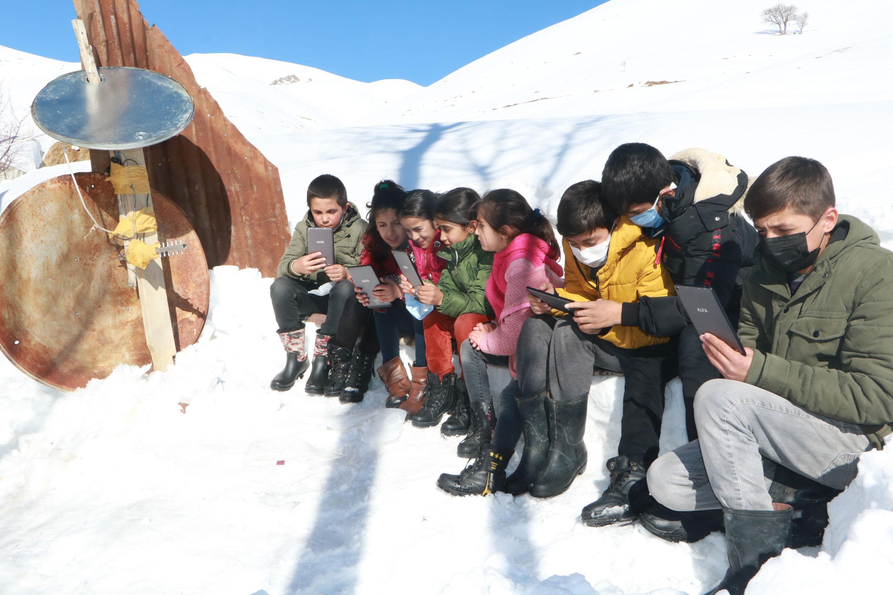 Çanak anten ve siniden baz istasyonu yapılan Hakkarinin köyüne Antalyadan destek