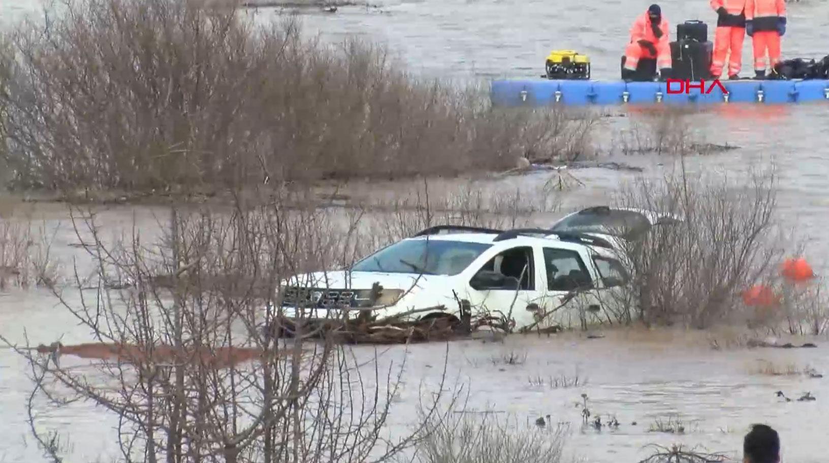Baraj suyunda kaybolan araç bulundu, sürücü kayıp
