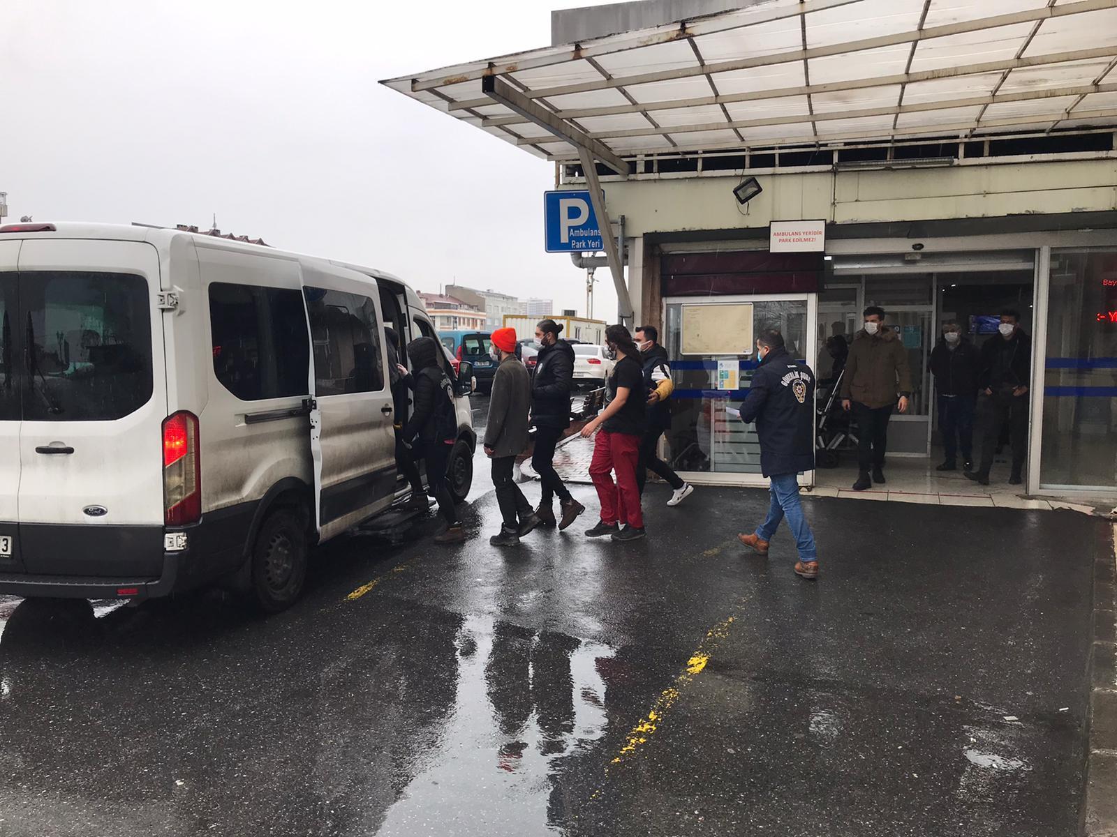 Boğaziçinde Kabe fotoğrafının yere serilmesiyle ilgili gözaltına alınanlar adliyeye sevk edildi