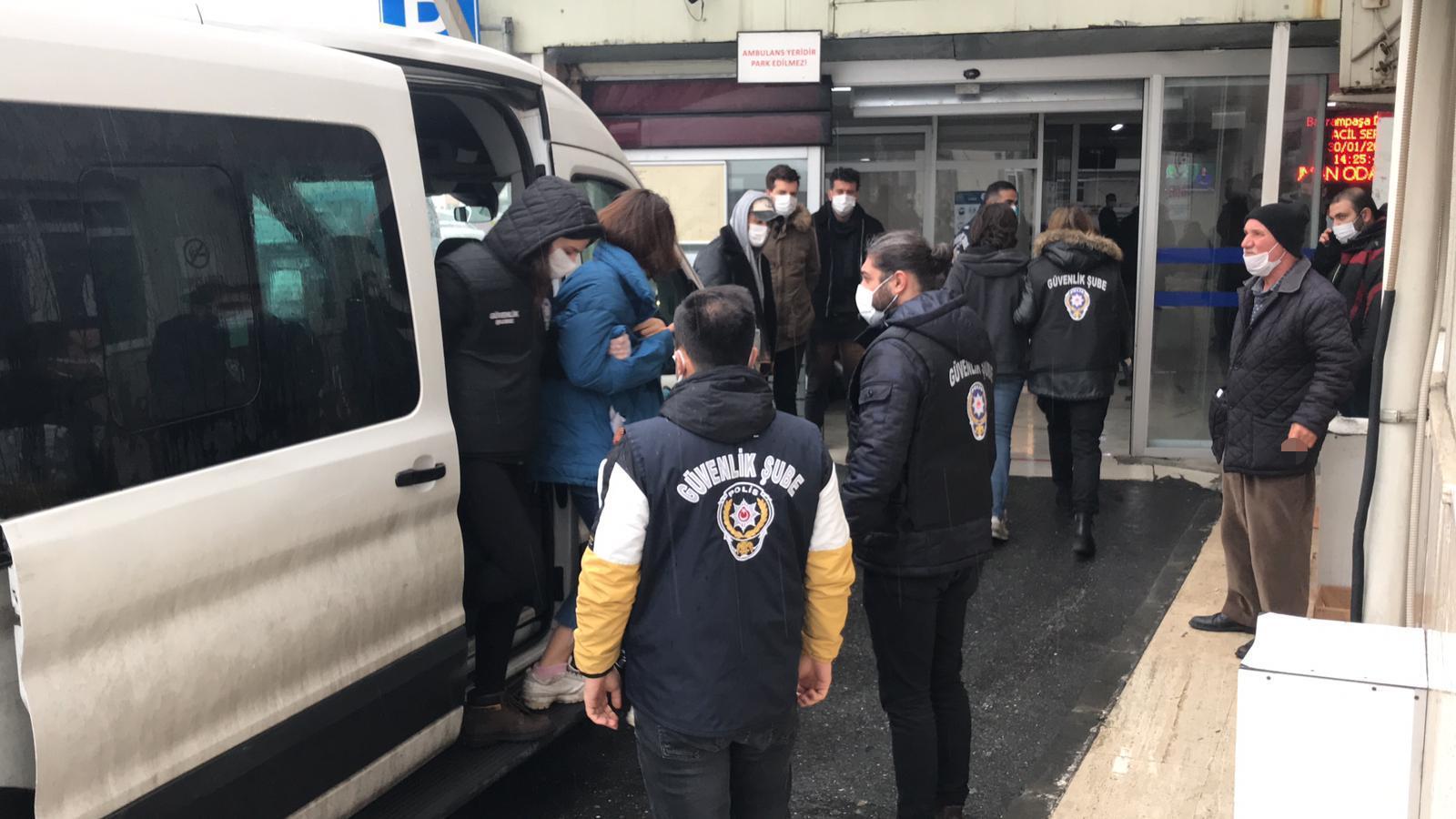 Boğaziçinde Kabe fotoğrafının yere serilmesiyle ilgili gözaltına alınanlar adliyeye sevk edildi