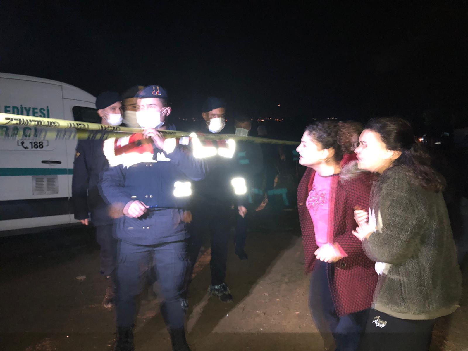 Manisada 4 genç otomobilde başlarından vurularak öldürüldü