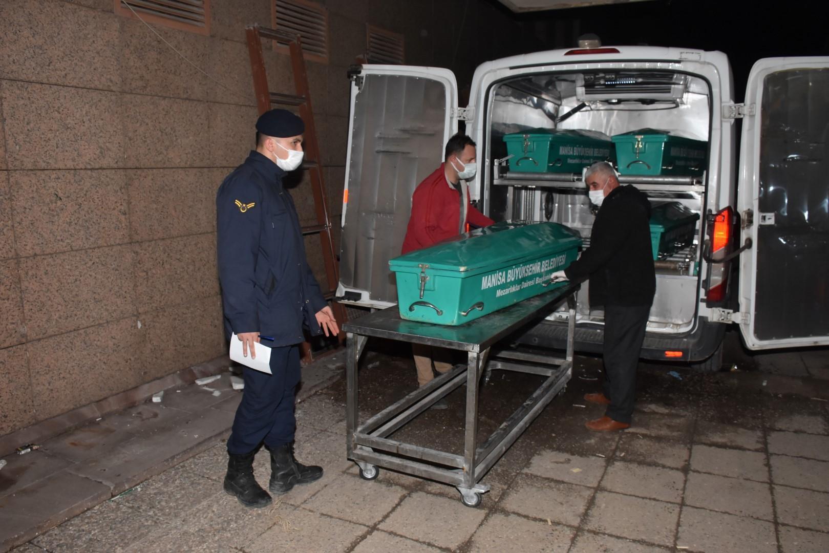 Manisada 4 genç otomobilde başlarından vurularak öldürüldü