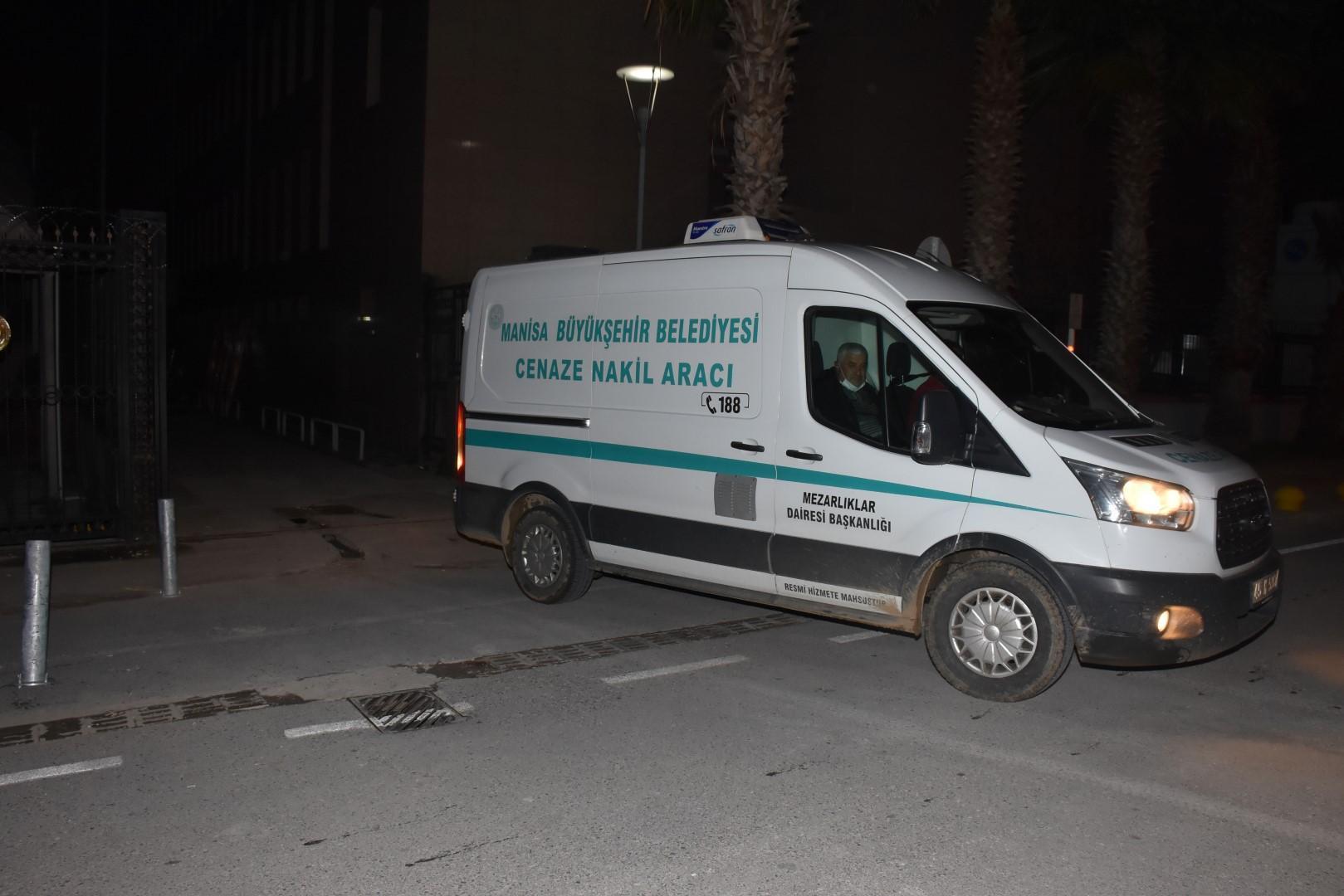 Manisada 4 genç otomobilde başlarından vurularak öldürüldü