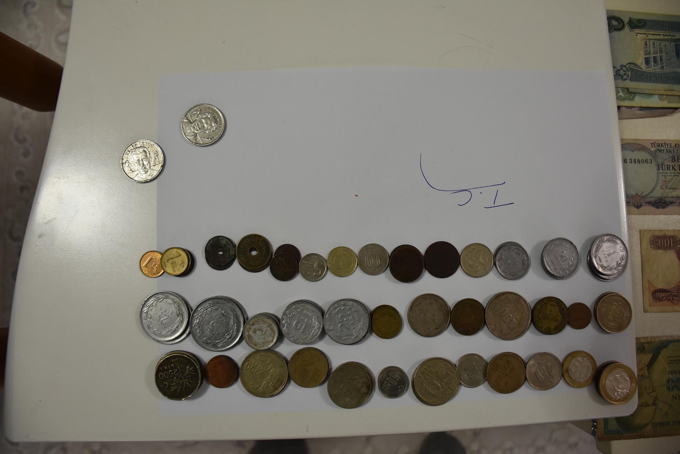 Tutkunu olduğu koleksiyona 50 bin TL harcadı, 250 parça eski para topladı