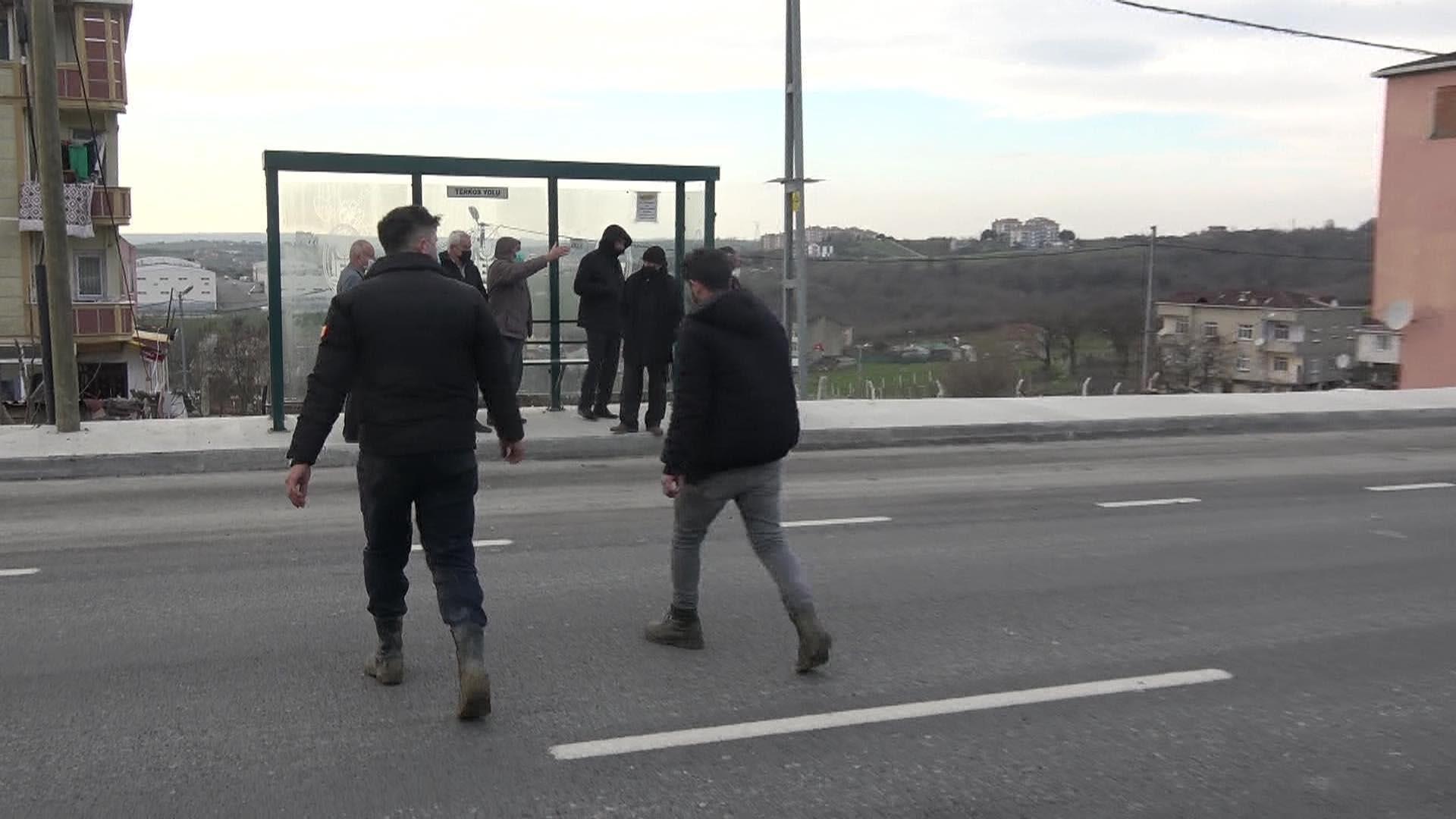 Arnavutköyde tehlikeli yoldan ölümüne geçiş... Ne üst ne yaya geçidi ne de trafik ışığı var