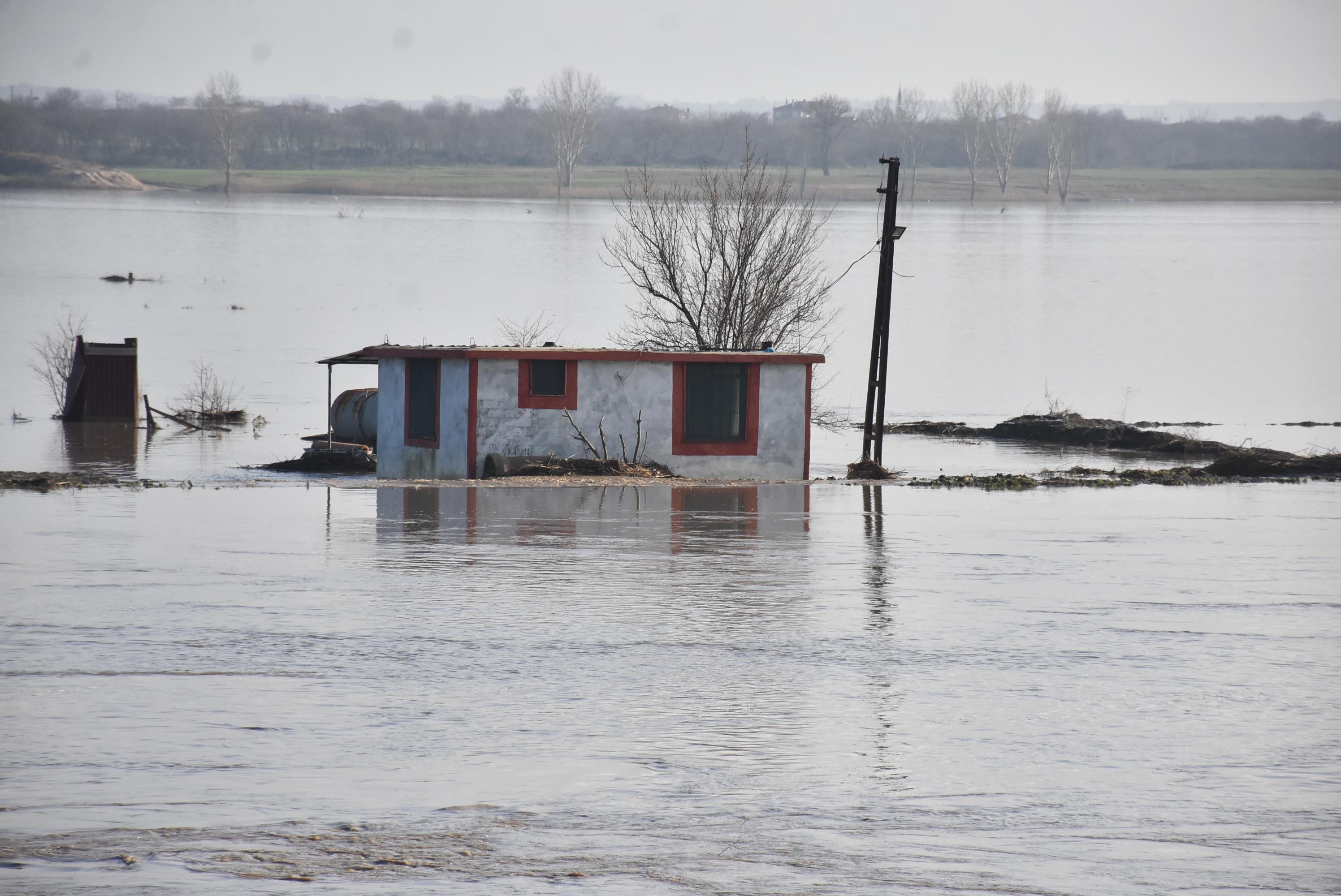 Turuncu alarm verilen Ergene Nehri taştı