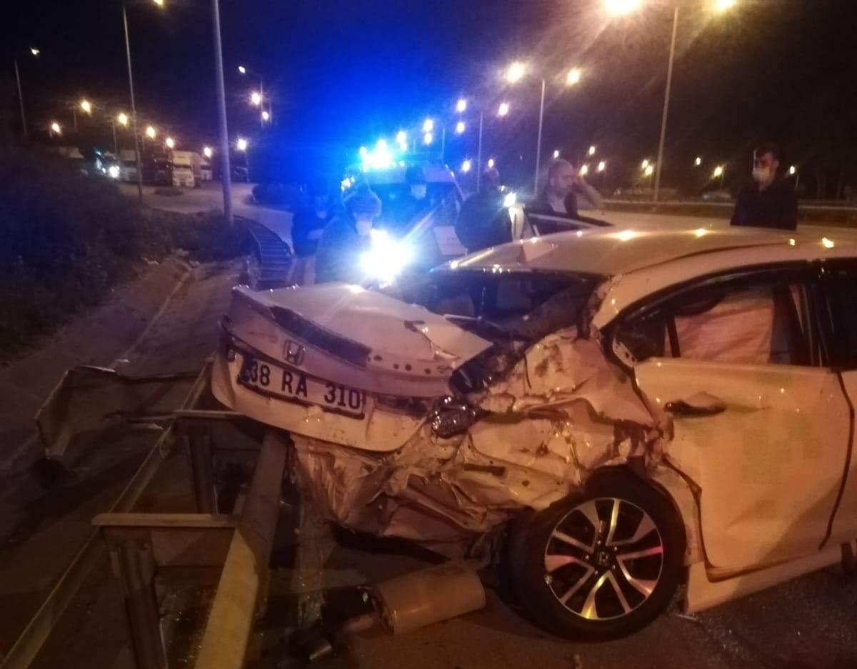 TIRın çarptığı otomobildeki hemşire öldü, 2 kişi yaralandı