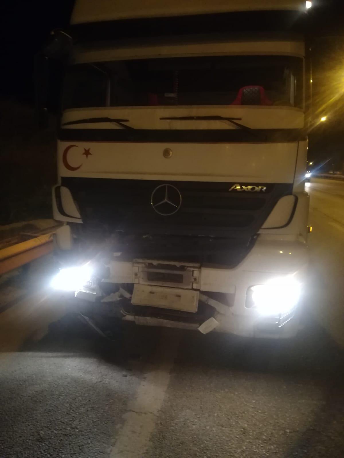 TIRın çarptığı otomobildeki hemşire öldü, 2 kişi yaralandı