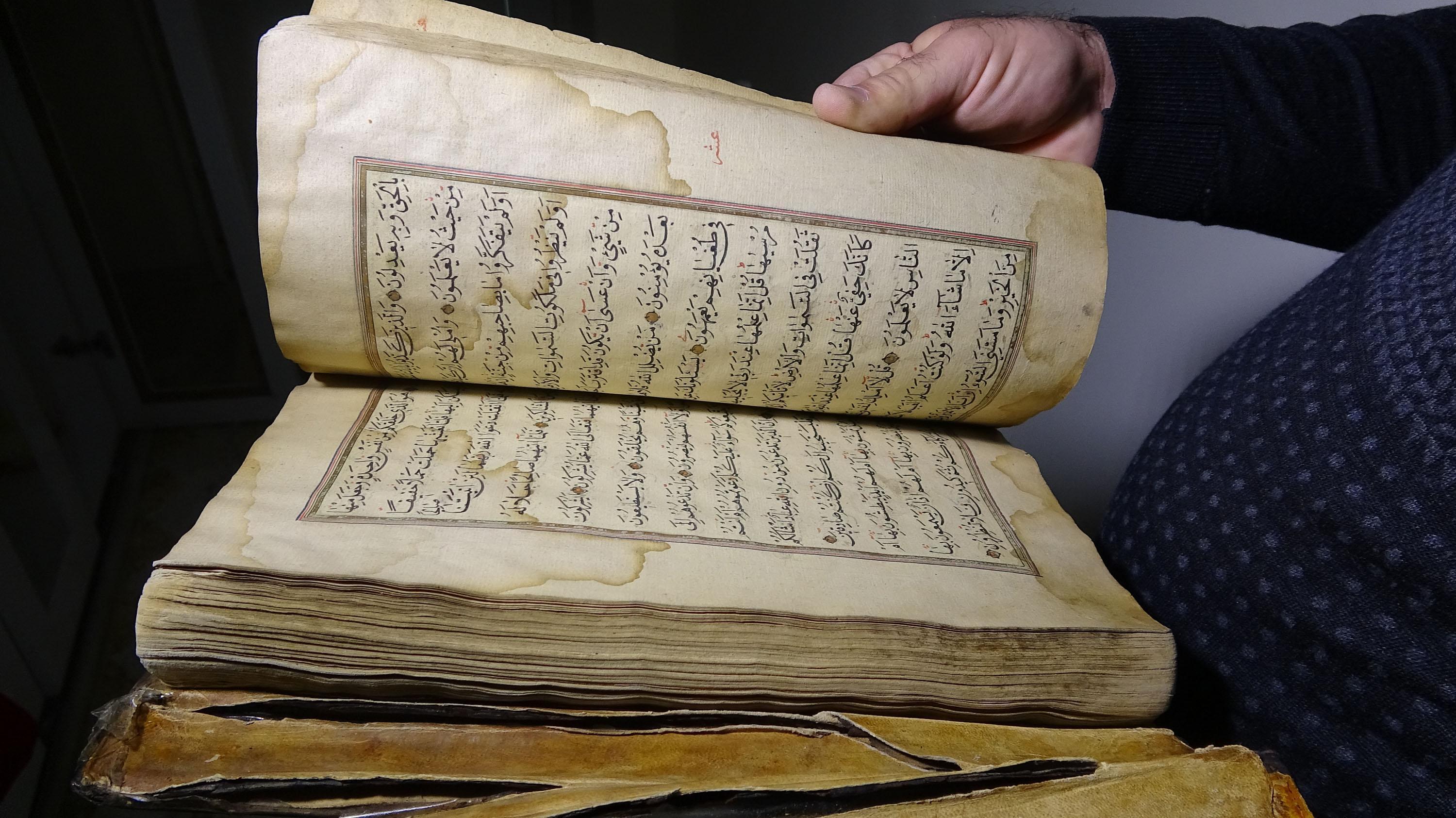 Hz. Muhammede ait olduğunu söyledikleri takke ve çorabı evlerinde sergiliyorlar