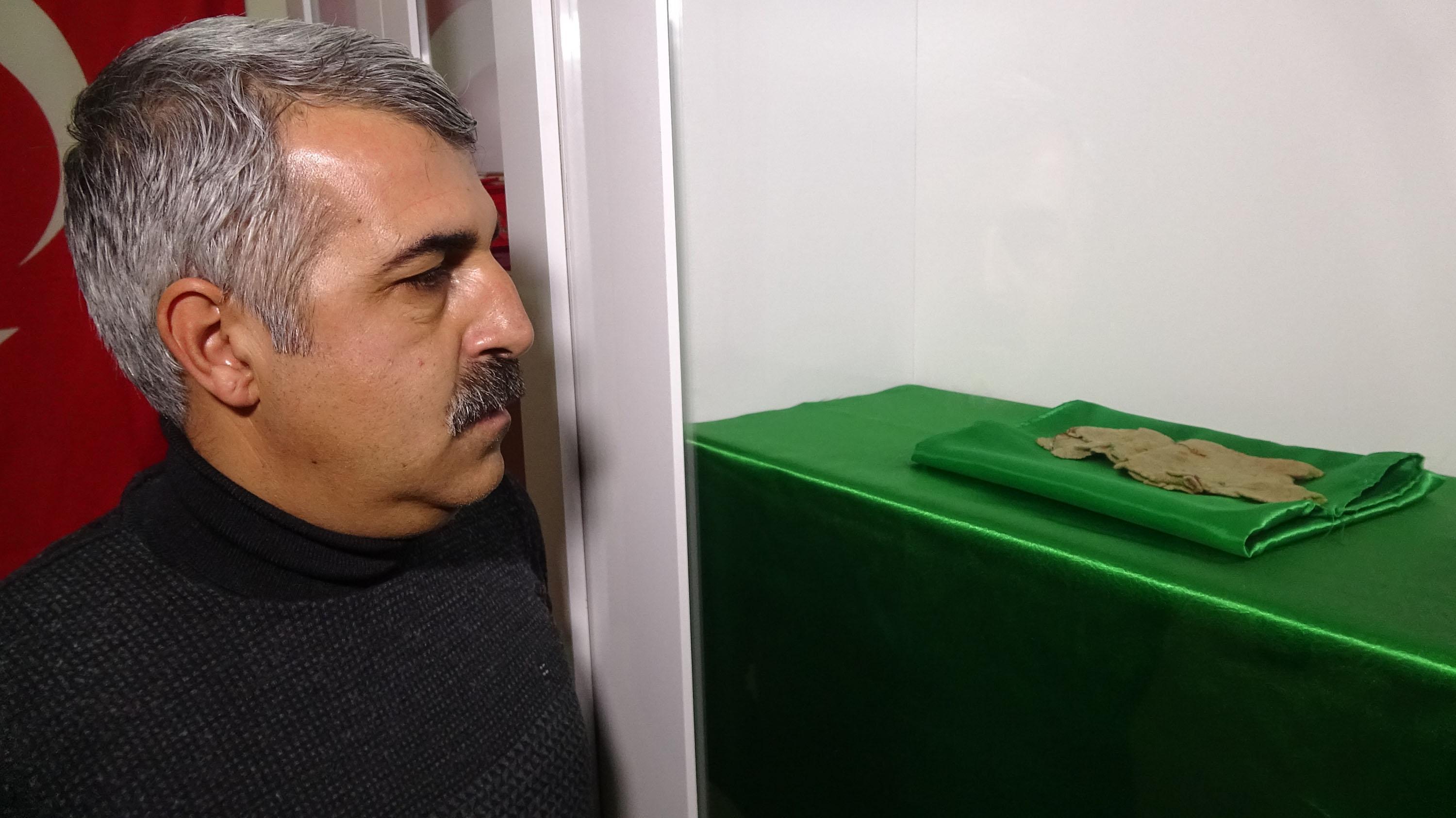 Hz. Muhammede ait olduğunu söyledikleri takke ve çorabı evlerinde sergiliyorlar