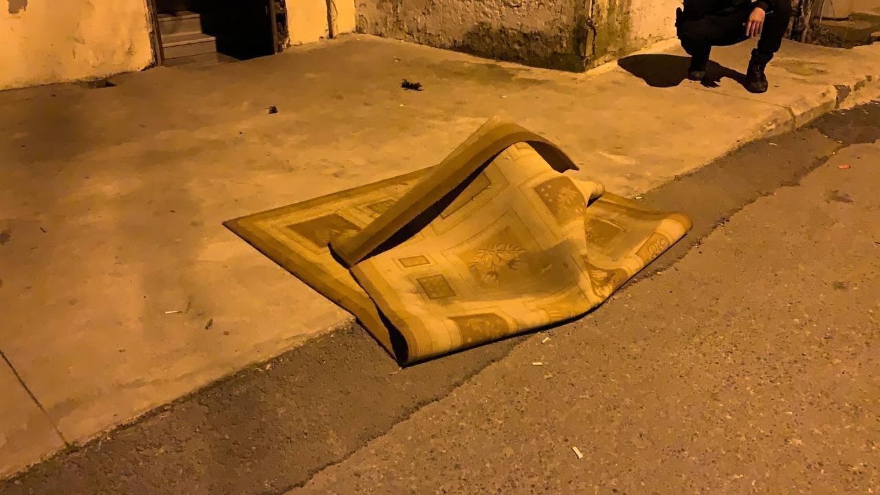 Pendikte kavga ihbarına giden polislere camdan uyuşturucu madde, halı ve ayakkabı fırlatıldı