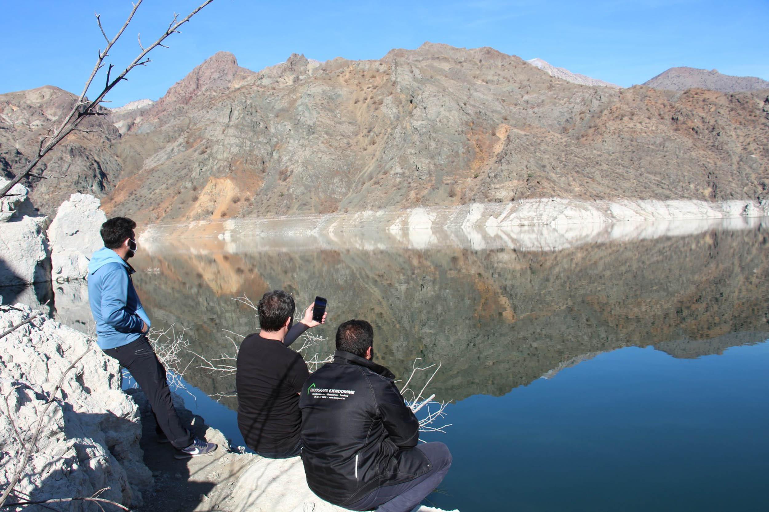 Baraj gölünün suları çekilince kayalıklarda ilginç görüntüler oluştu