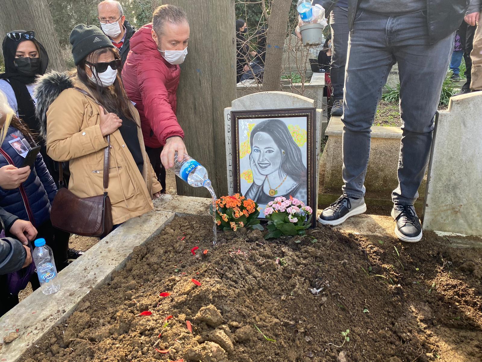 Hüner Coşkuner son yolculuğuna uğurlandı; ablasından küpe açıklaması