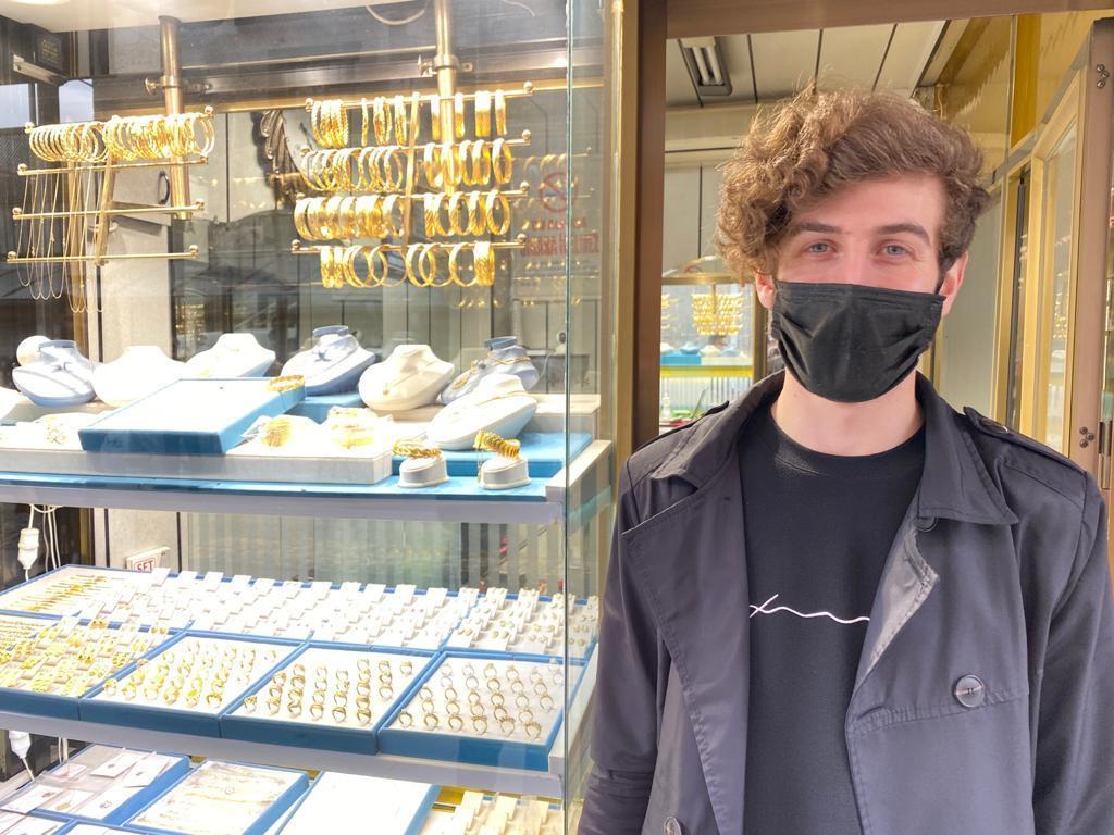 Silahlı kuyumcu soyguncusu imitasyon altınları aldı; olay anı kamerada