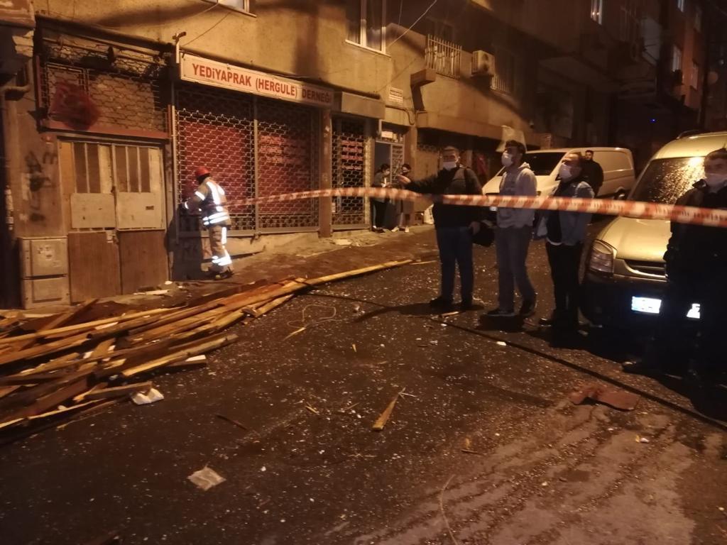 İstanbulda fırtına çatıları uçurdu