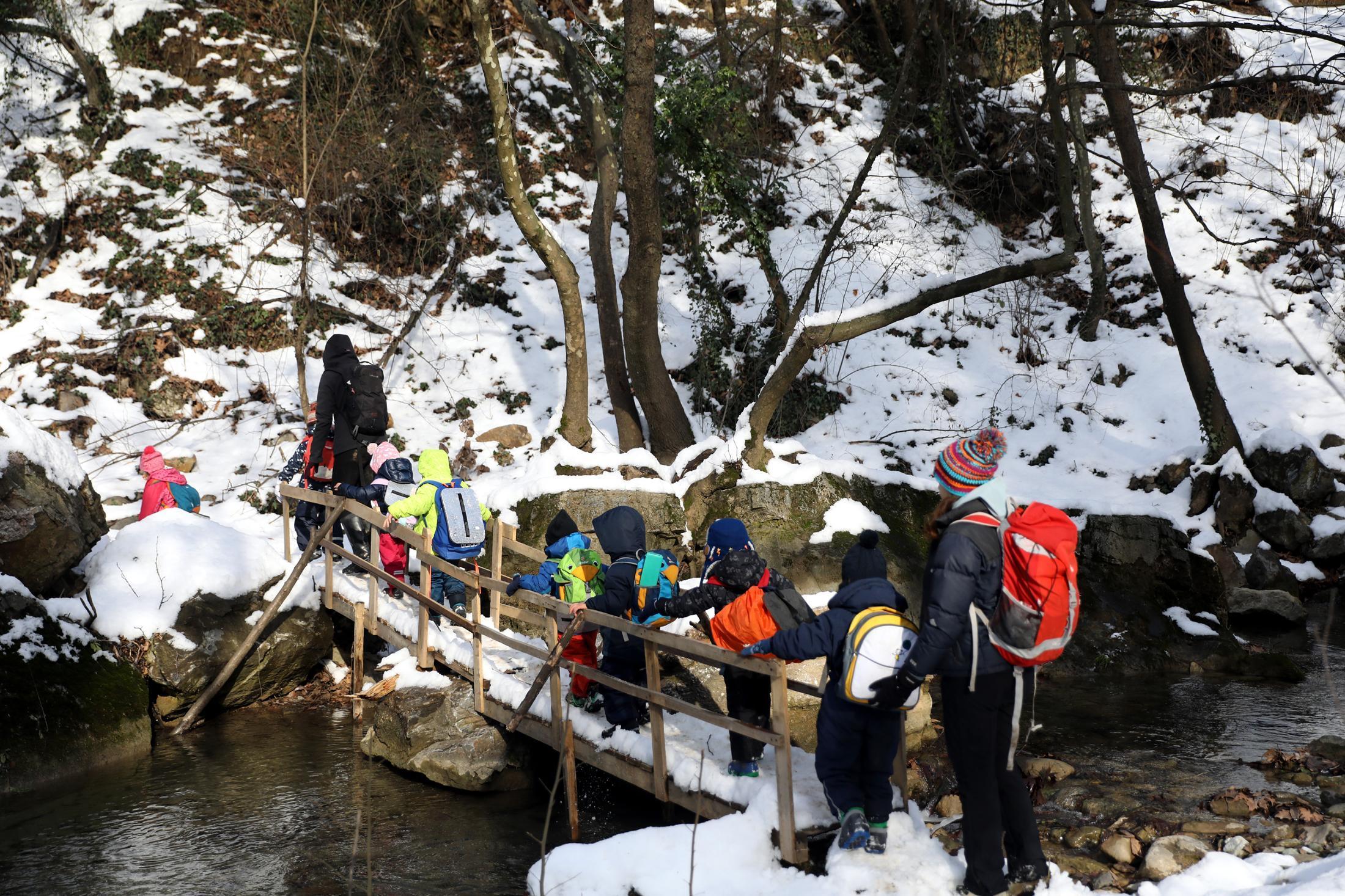 Çocuğunu sınıf ortamından uzak tutmak istedi, orman okulu kurdu