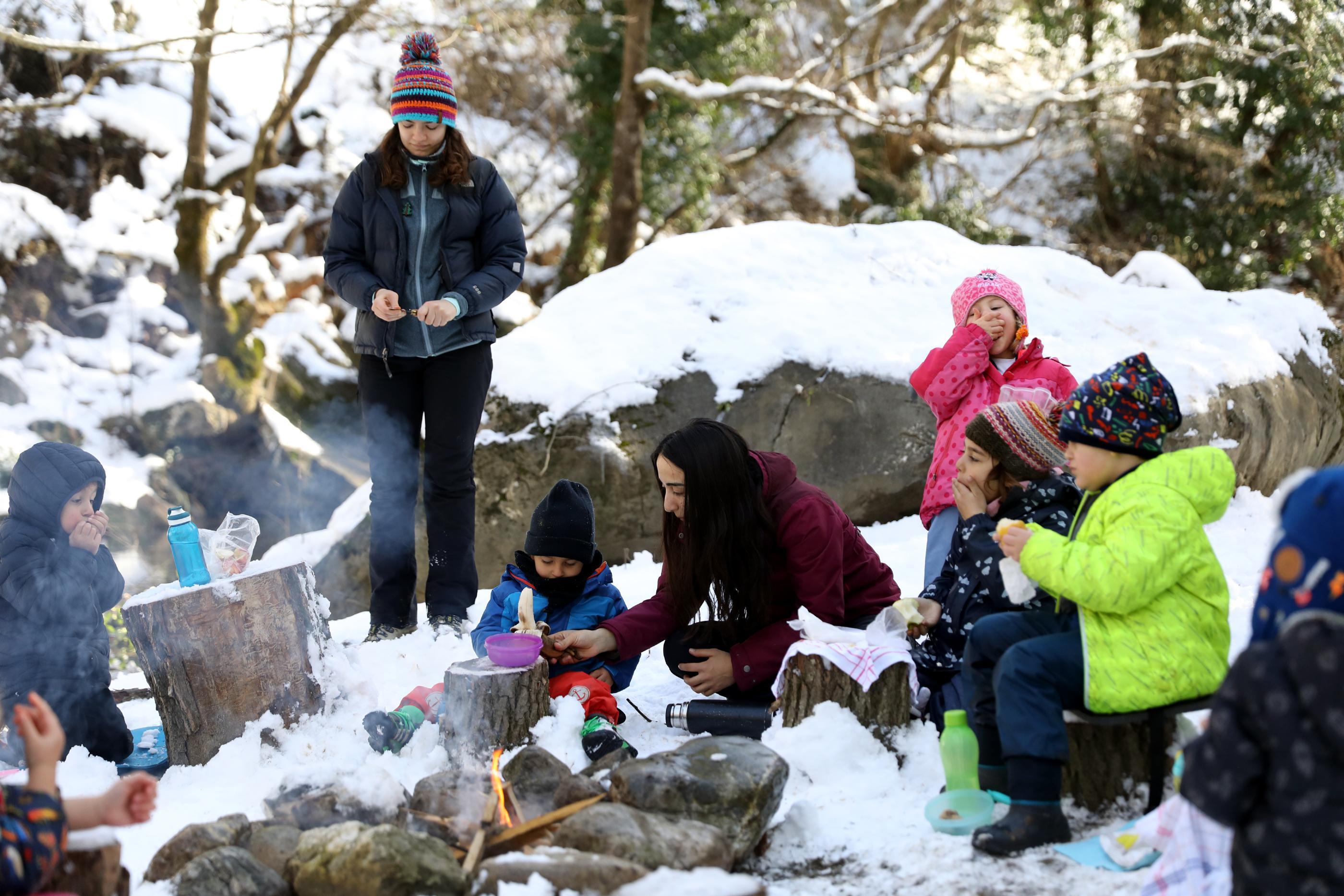 Çocuğunu sınıf ortamından uzak tutmak istedi, orman okulu kurdu