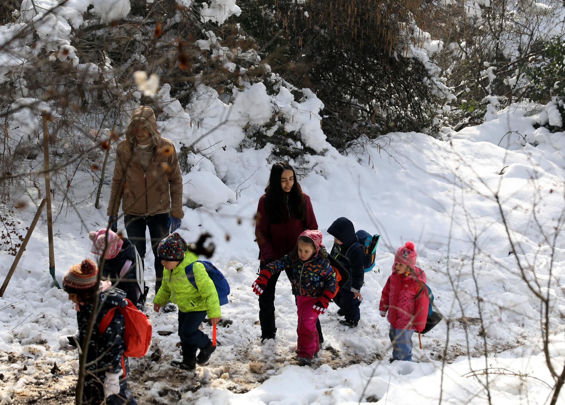 Çocuğunu sınıf ortamından uzak tutmak istedi, orman okulu kurdu