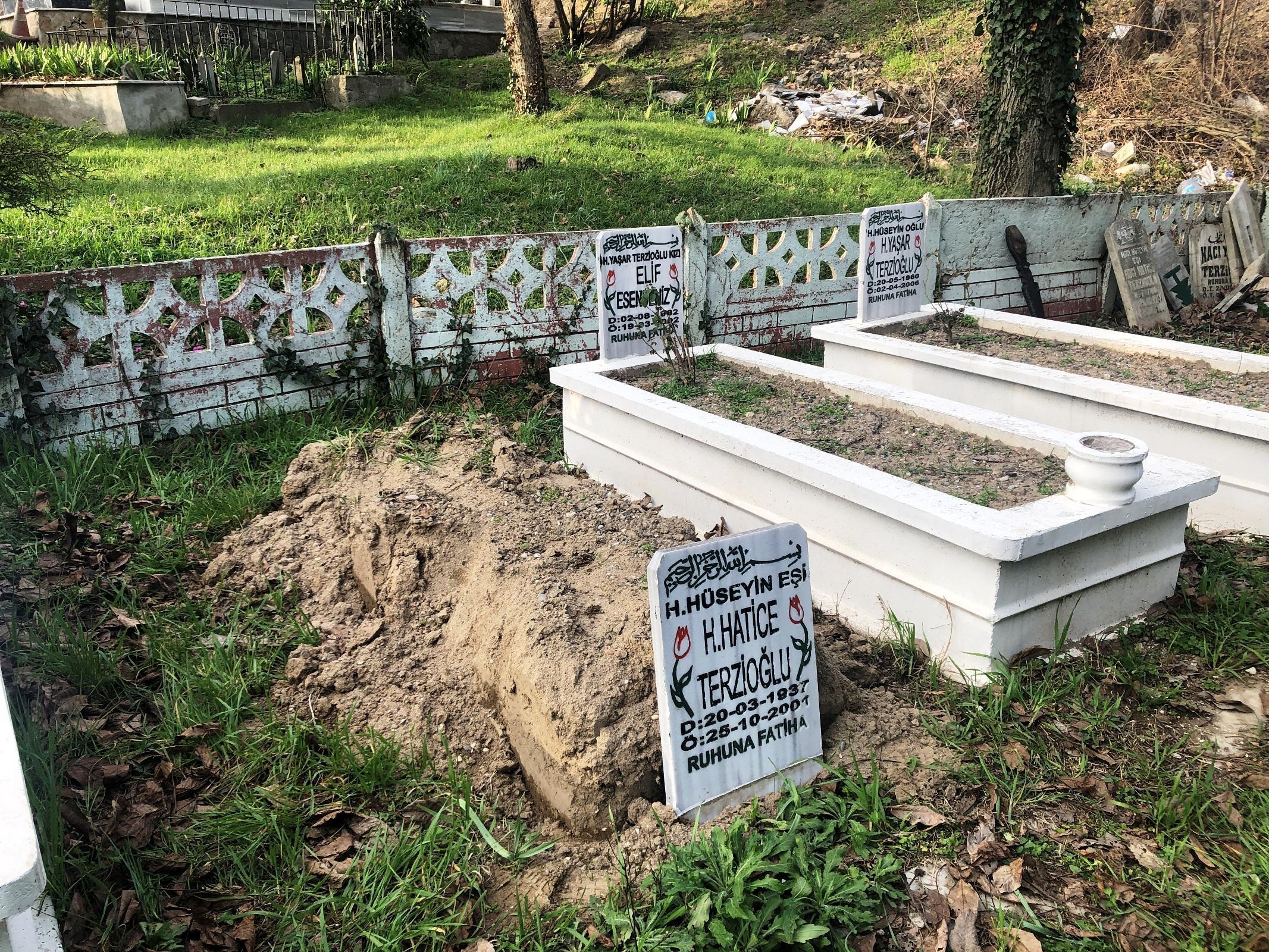 Sakarya’da akıl almaz olay: Mezar taşları çalındı