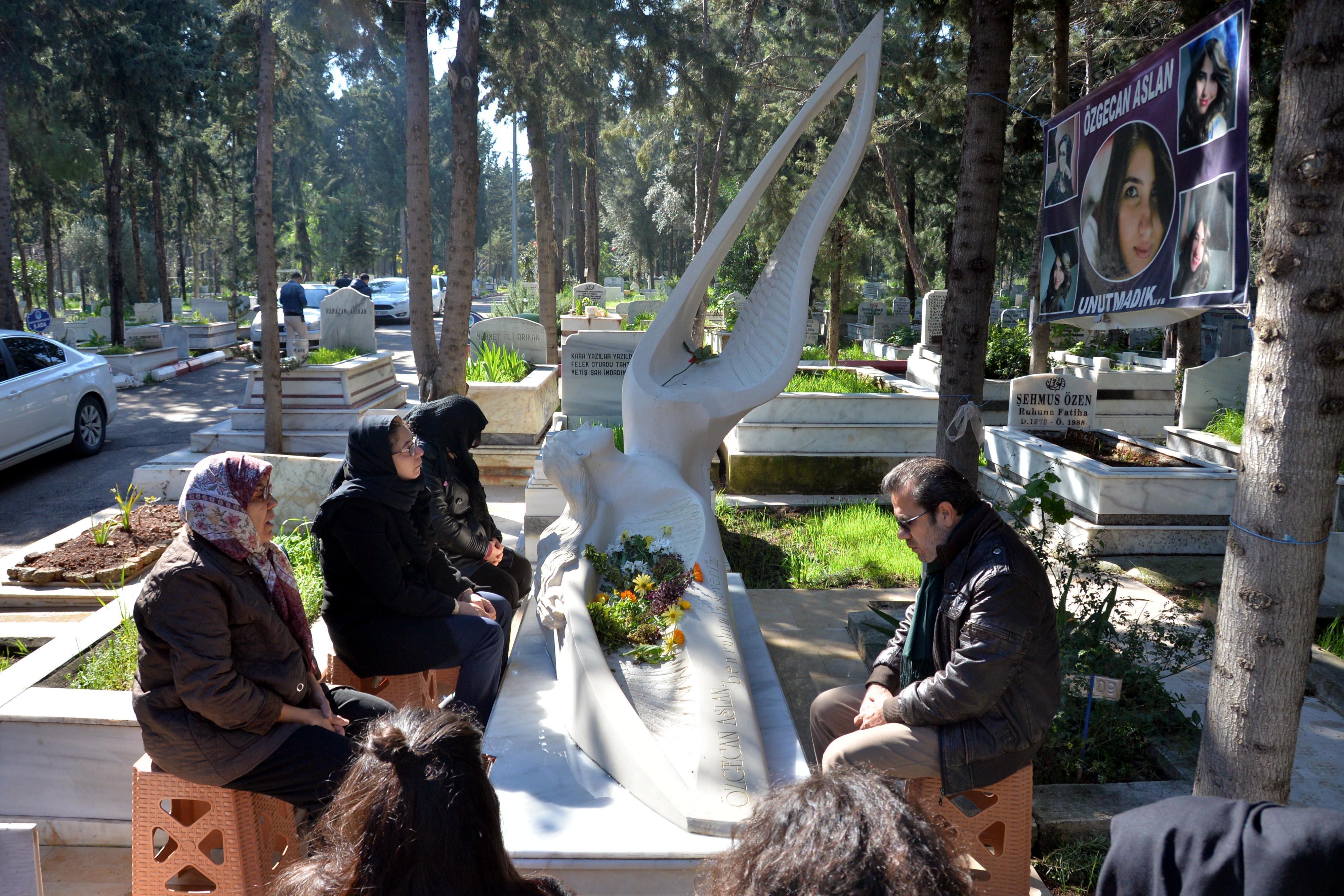 Özgecan Aslan, mezarı başında anılıyor