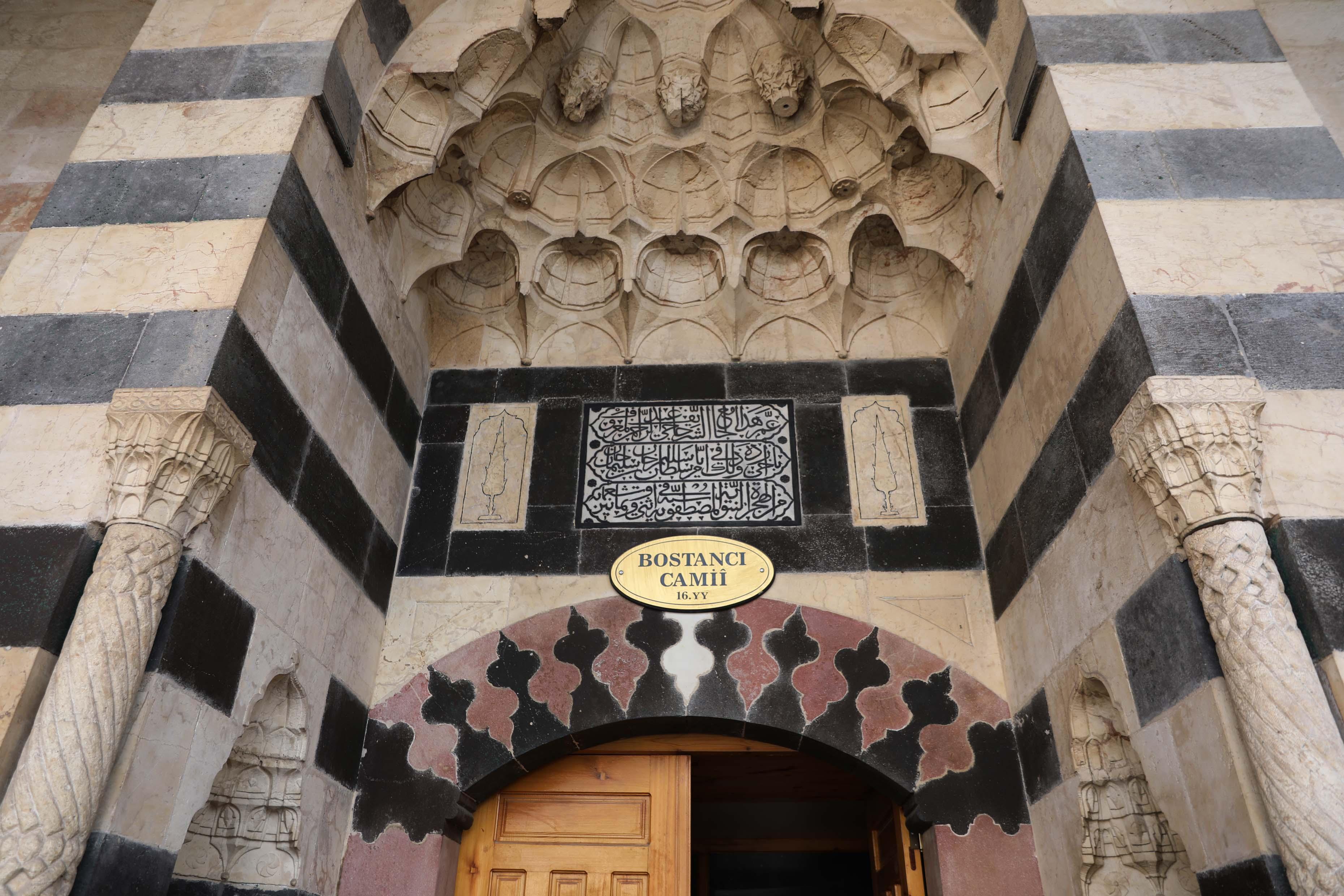 5 asırlık camideki döner taşlı deprem düzeneği görenleri şaşırtıyor