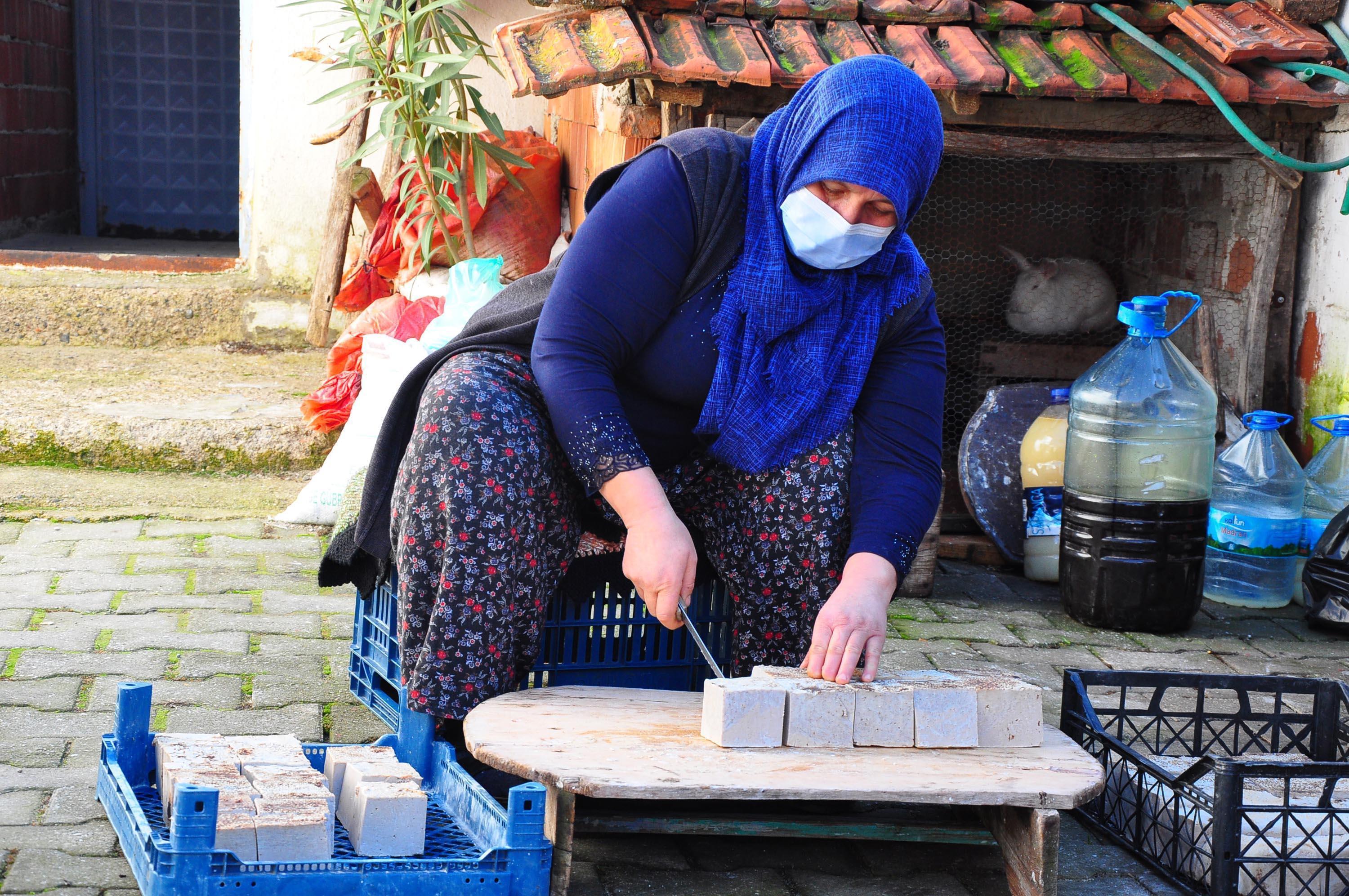 Atık zeytinyağı posalarını sabun yapıp, ekonomiye kazandırıyorlar