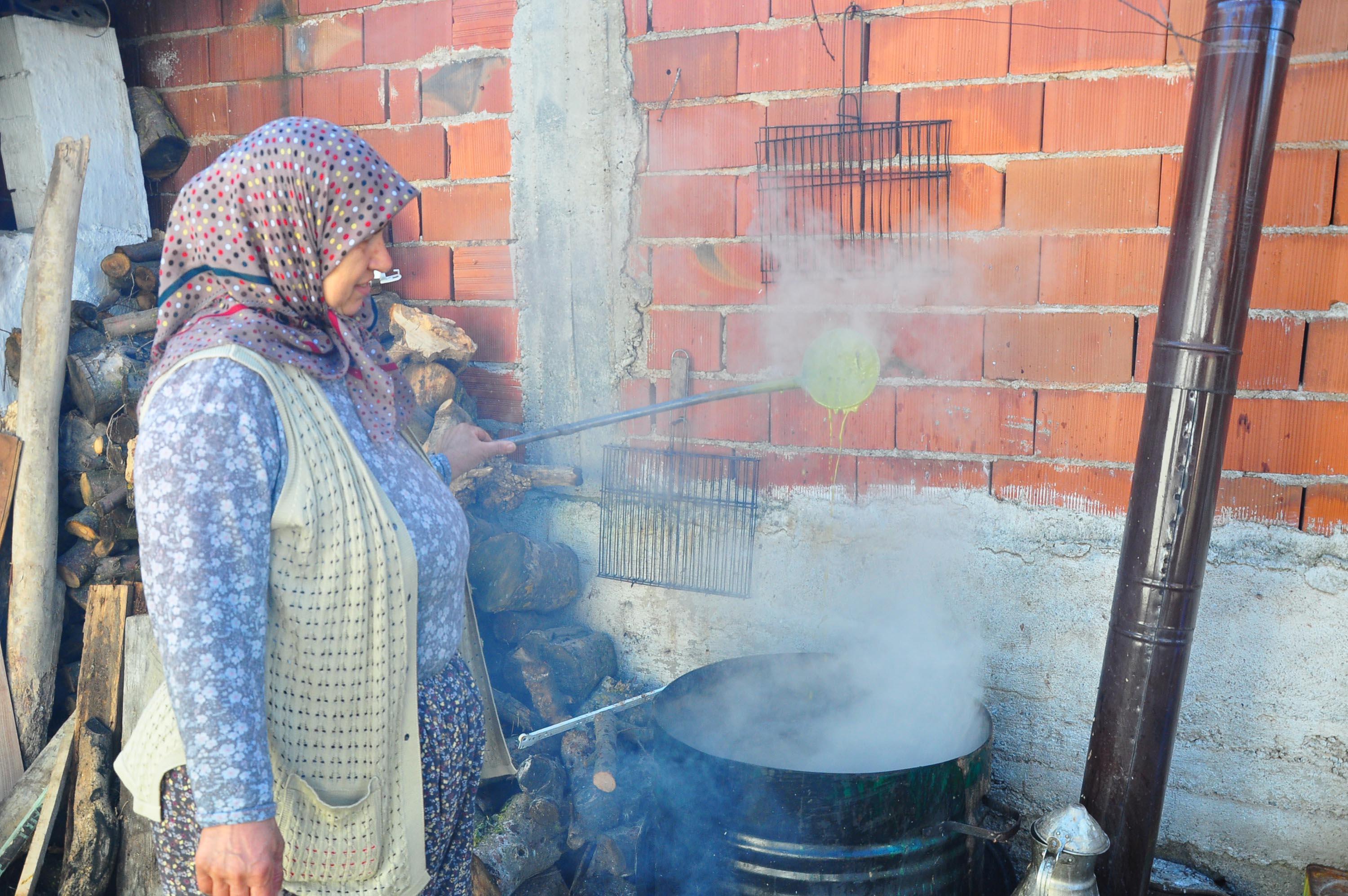 Atık zeytinyağı posalarını sabun yapıp, ekonomiye kazandırıyorlar