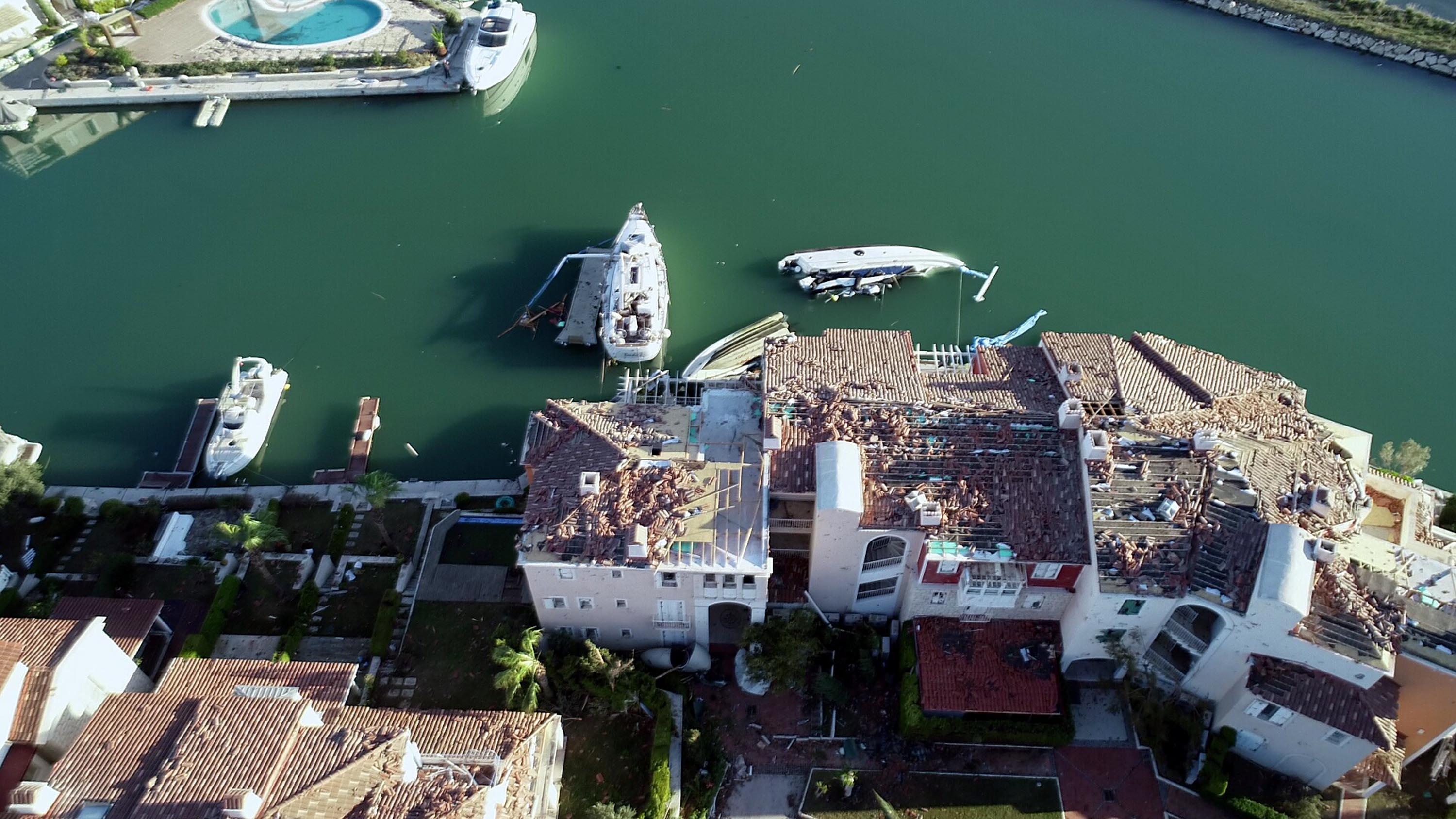 Çeşmede lodos ve hortumda vinç devrildi, evlerin çatısı uçtu: 16 yaralı