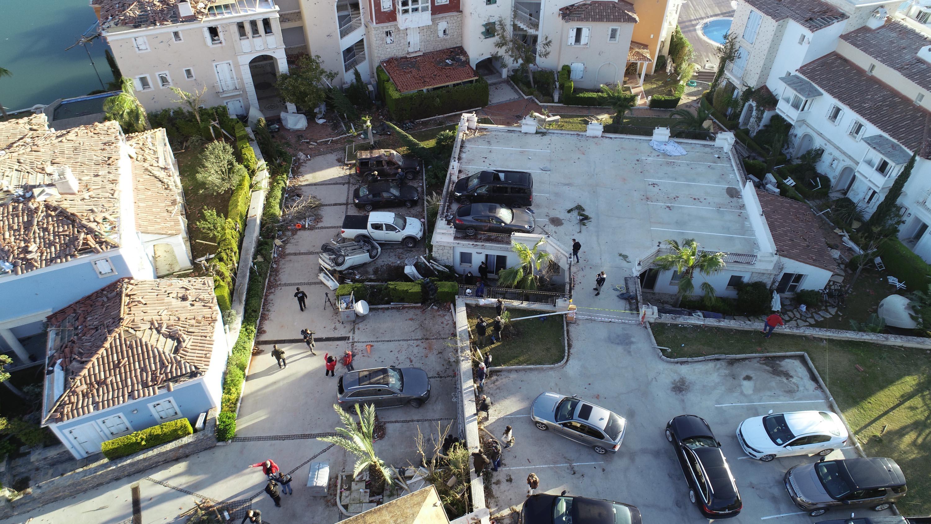 Çeşmede lodos ve hortumda vinç devrildi, evlerin çatısı uçtu: 16 yaralı