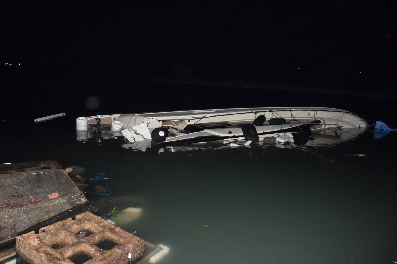 Çeşmede lodos ve hortumda vinç devrildi, evlerin çatısı uçtu: 16 yaralı