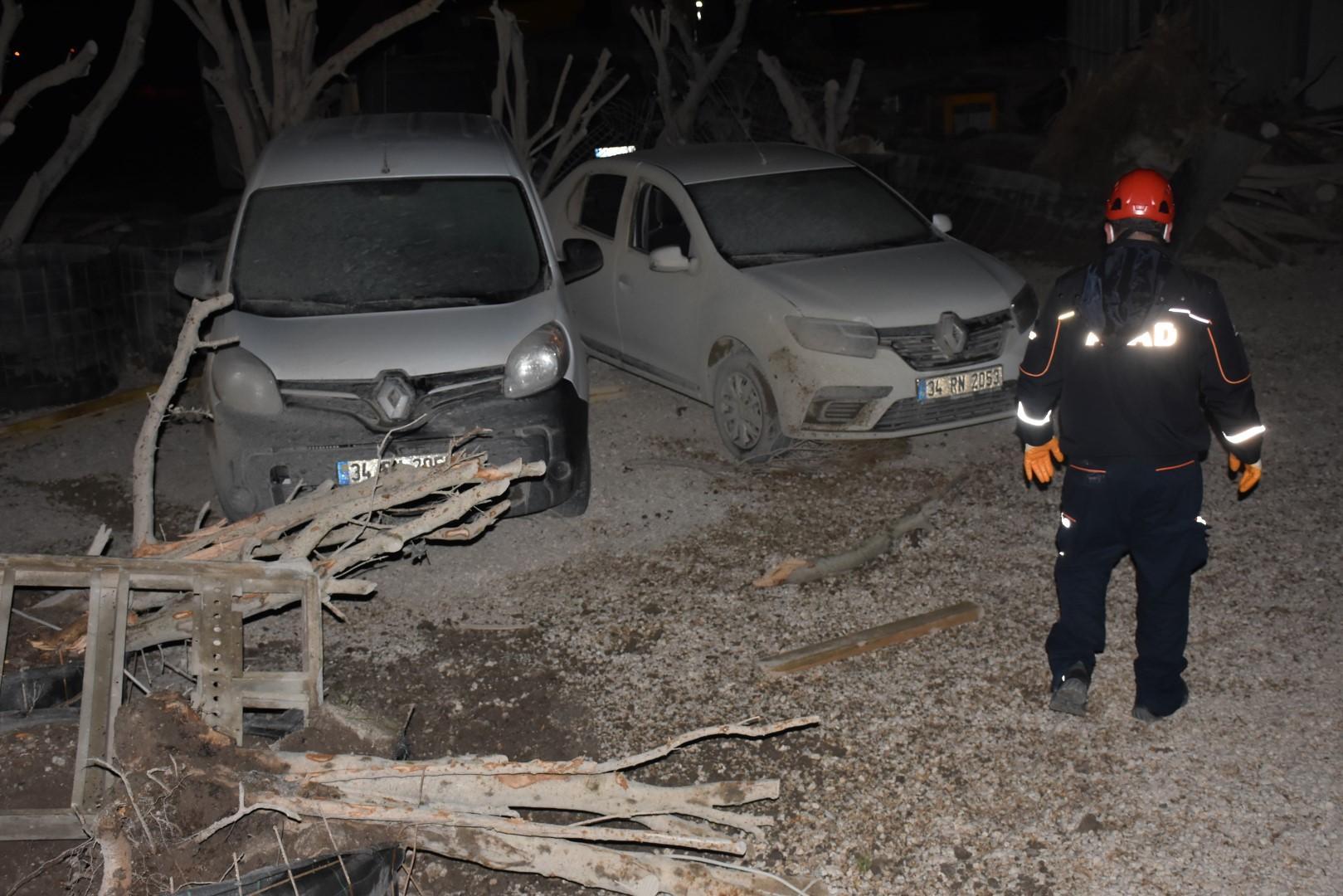 Çeşmede lodos ve hortumda vinç devrildi, evlerin çatısı uçtu: 16 yaralı