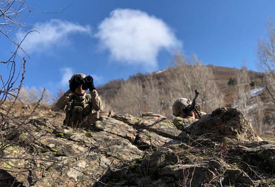 Sivasta, komandolardan arazi tarama faaliyeti