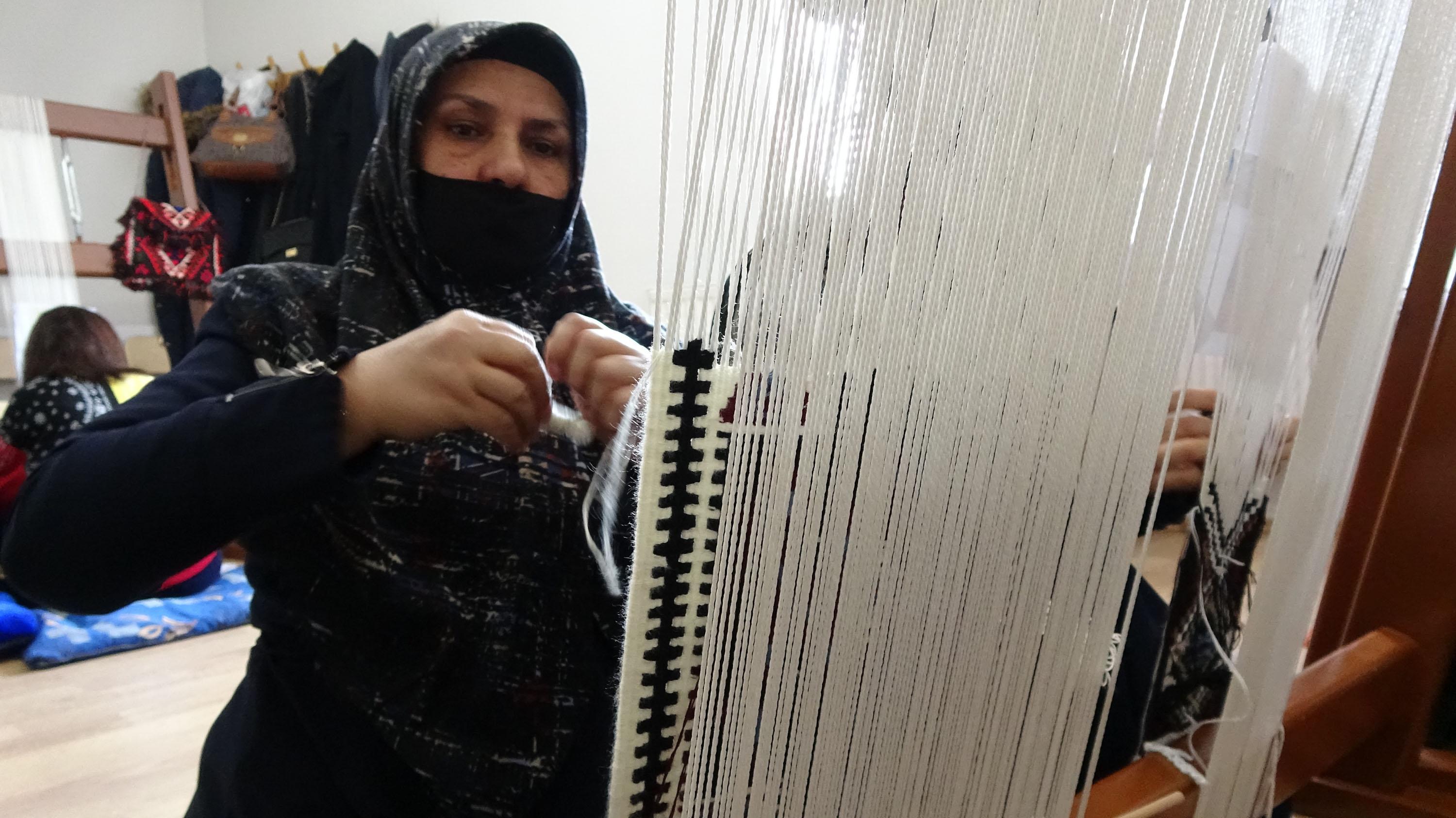 Unutulmaya yüz tutmuş kilim ve halı dokumacılığını yaşatmaya çalışıyorlar