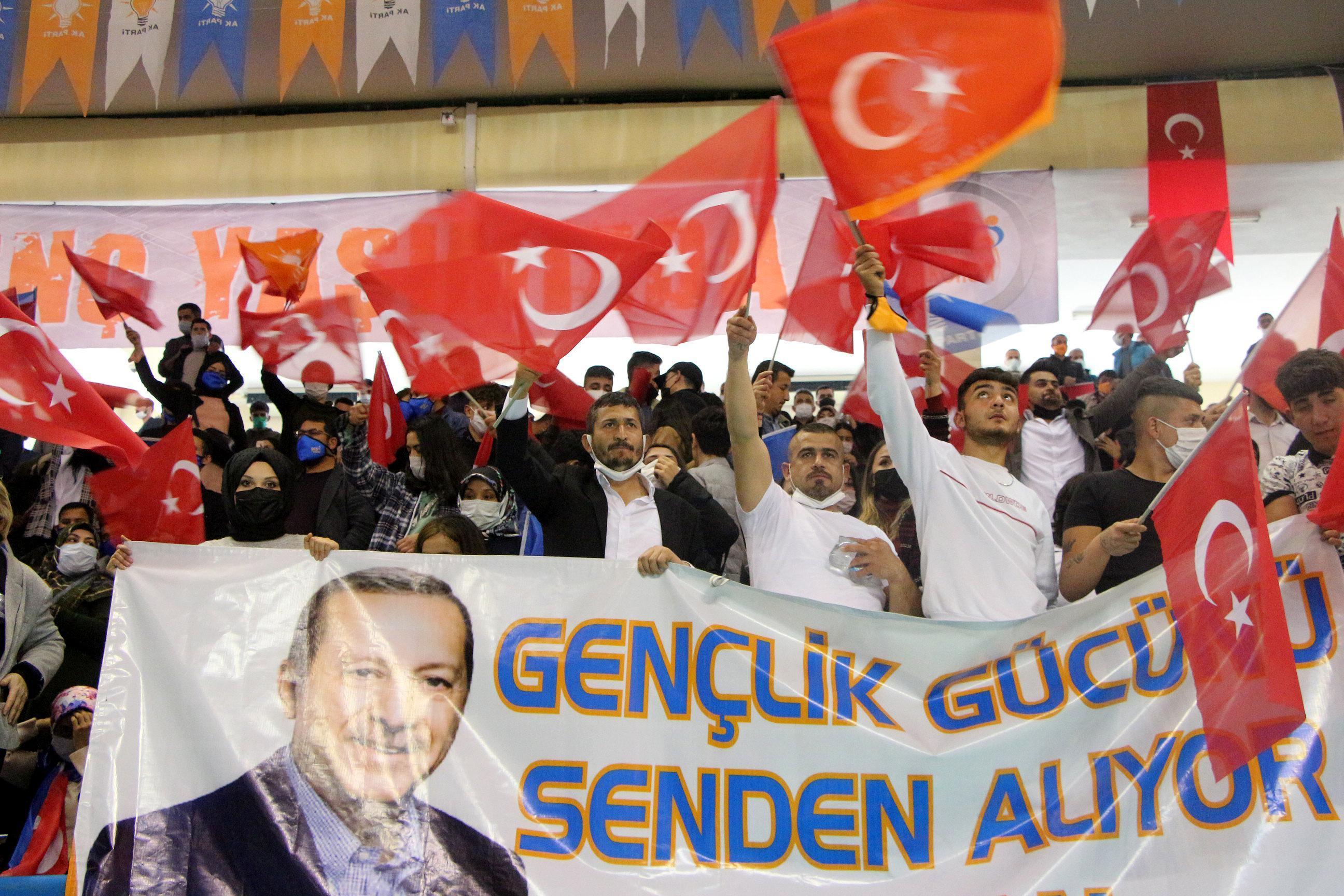AK Partili Çelik: Cumhurbaşkanımızın gençlere en büyük hediyesi yeni anayasa olacaktır