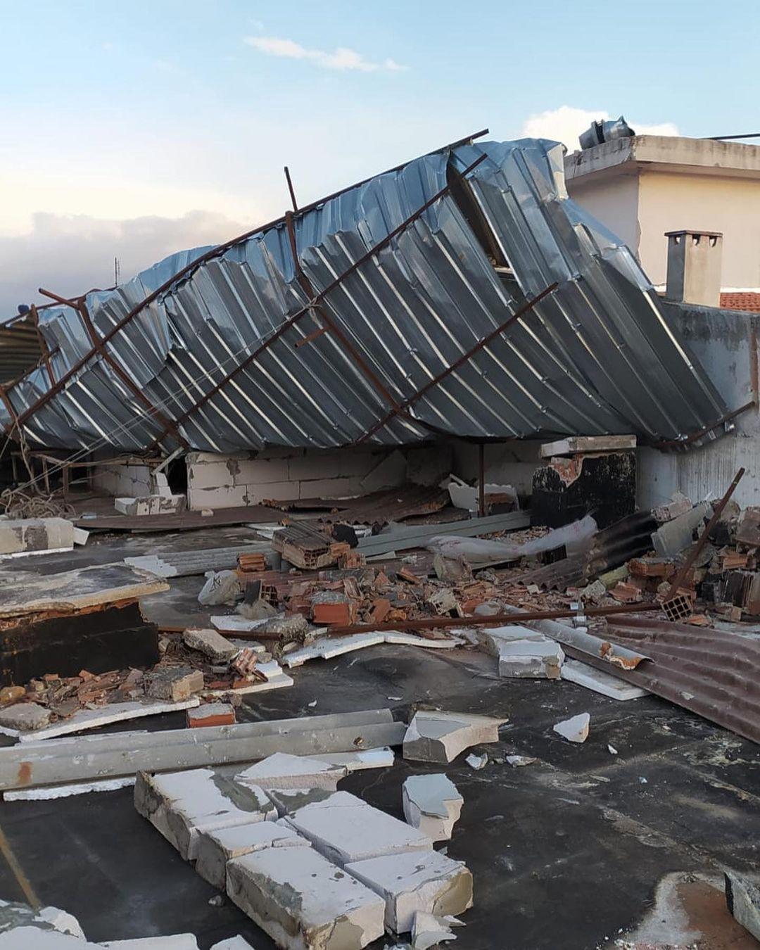 İzmirde fırtına; ağaçlar devrildi, çatılar uçtu, araçlar zarar gördü