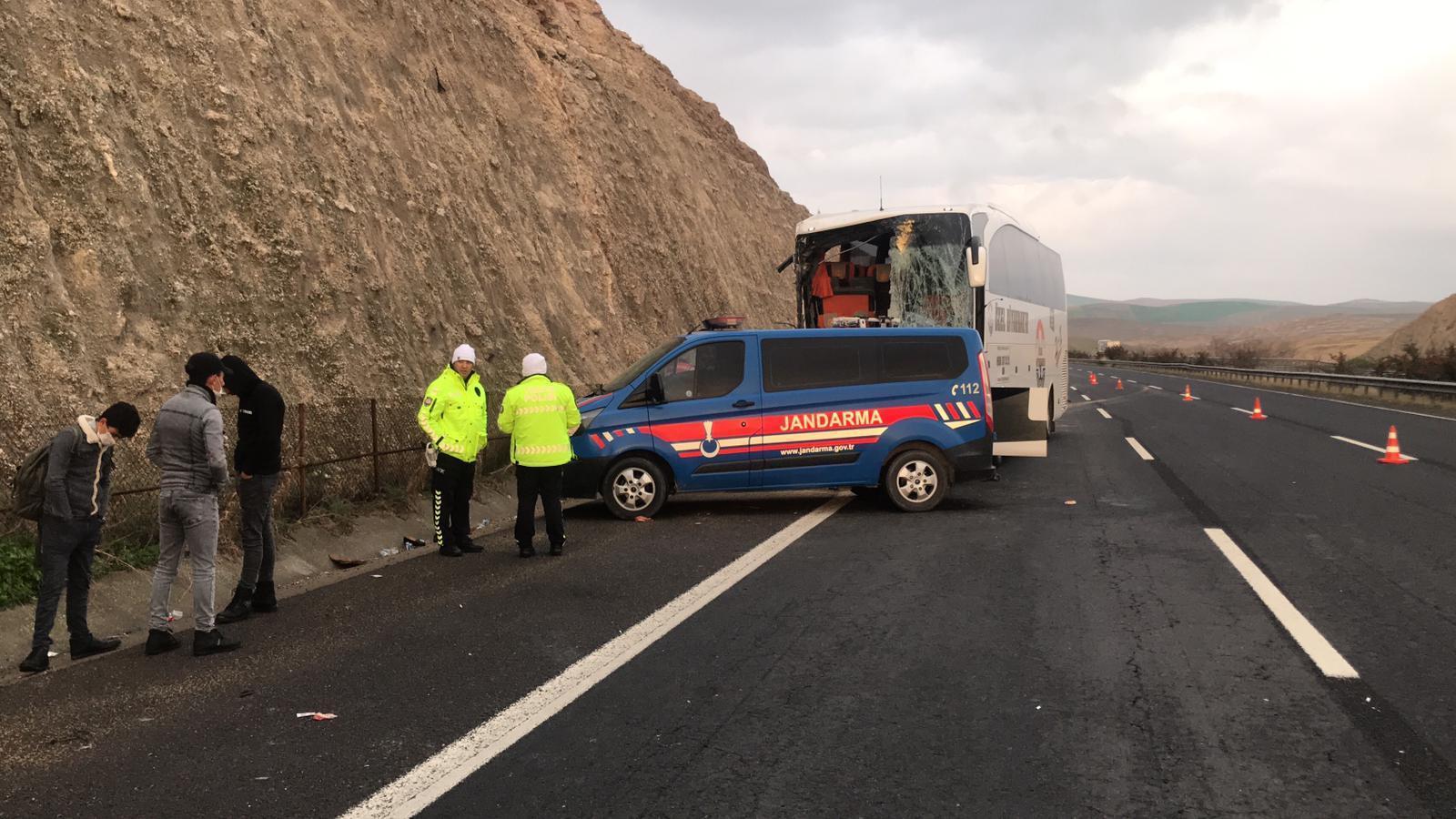 Şanlıurfada yolcu otobüsü kamyona arkadan çarptı: 3 ölü, 30 yaralı
