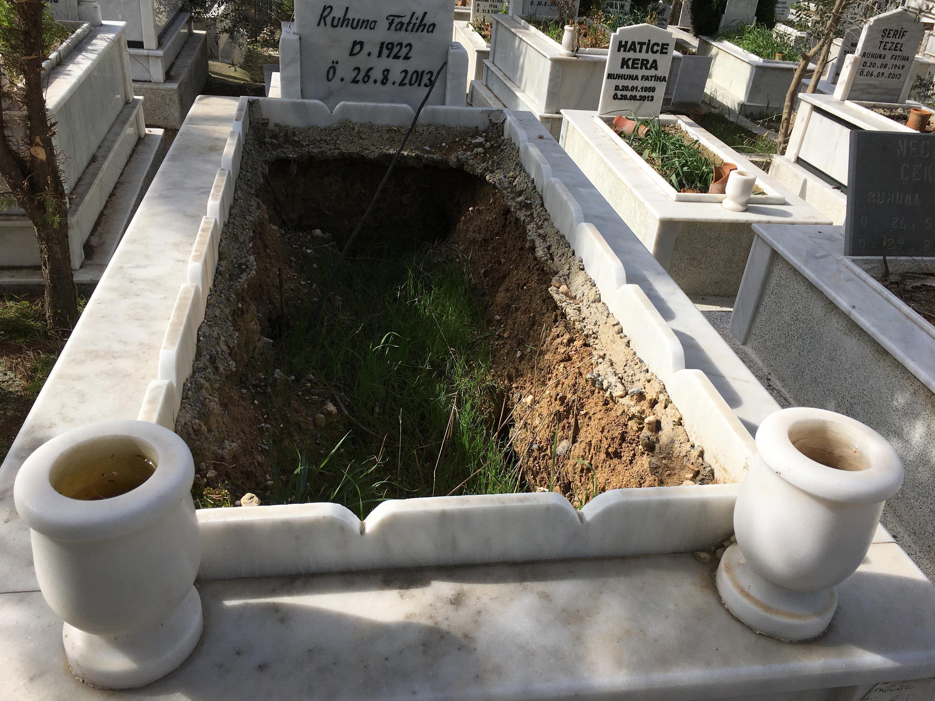 İzmiri vuran sağanak, mezarlarda çökmeye neden oldu
