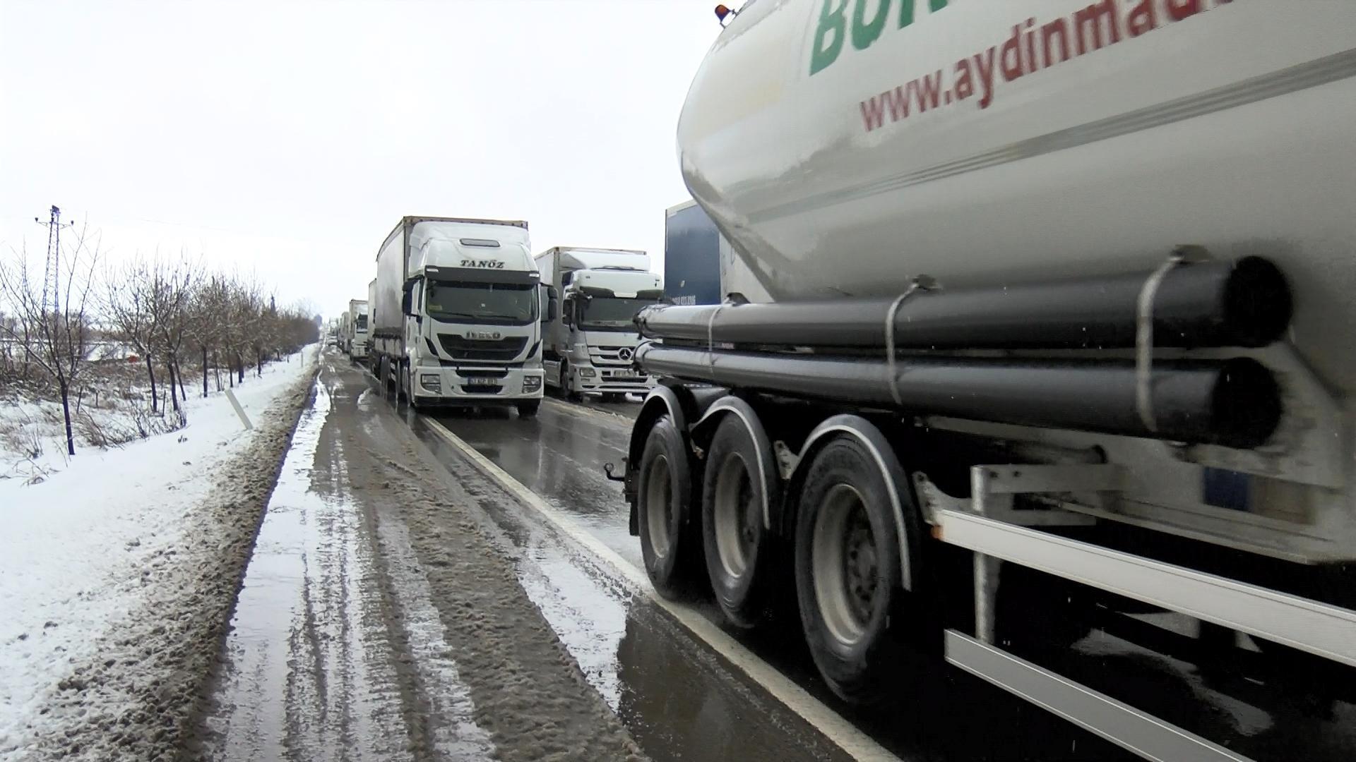 Bursa-İzmir Karayolunda 15 kilometrelik araç kuyruğu oluştu