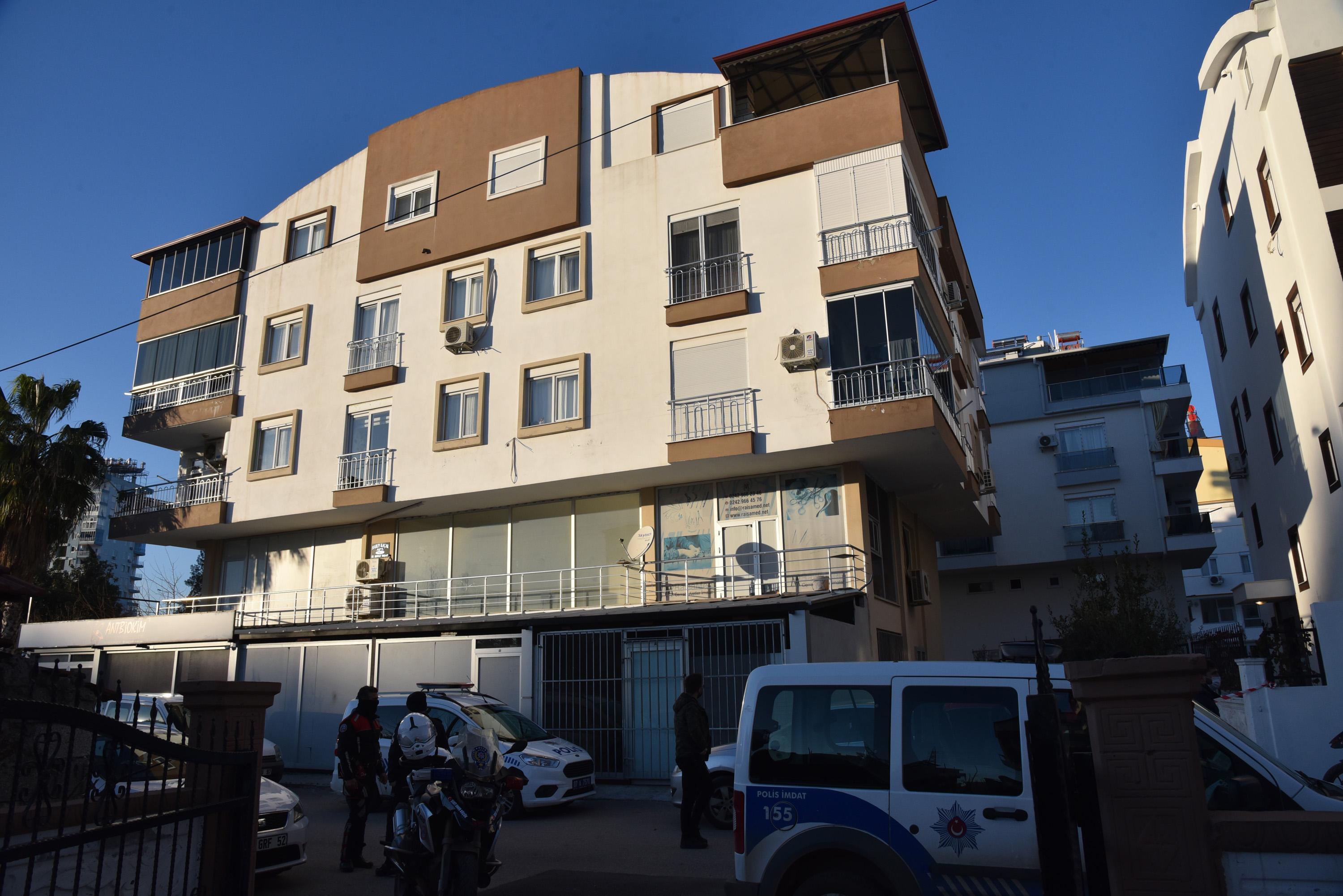 Doktor, diyetisyen karısını öldürüp intihar etti