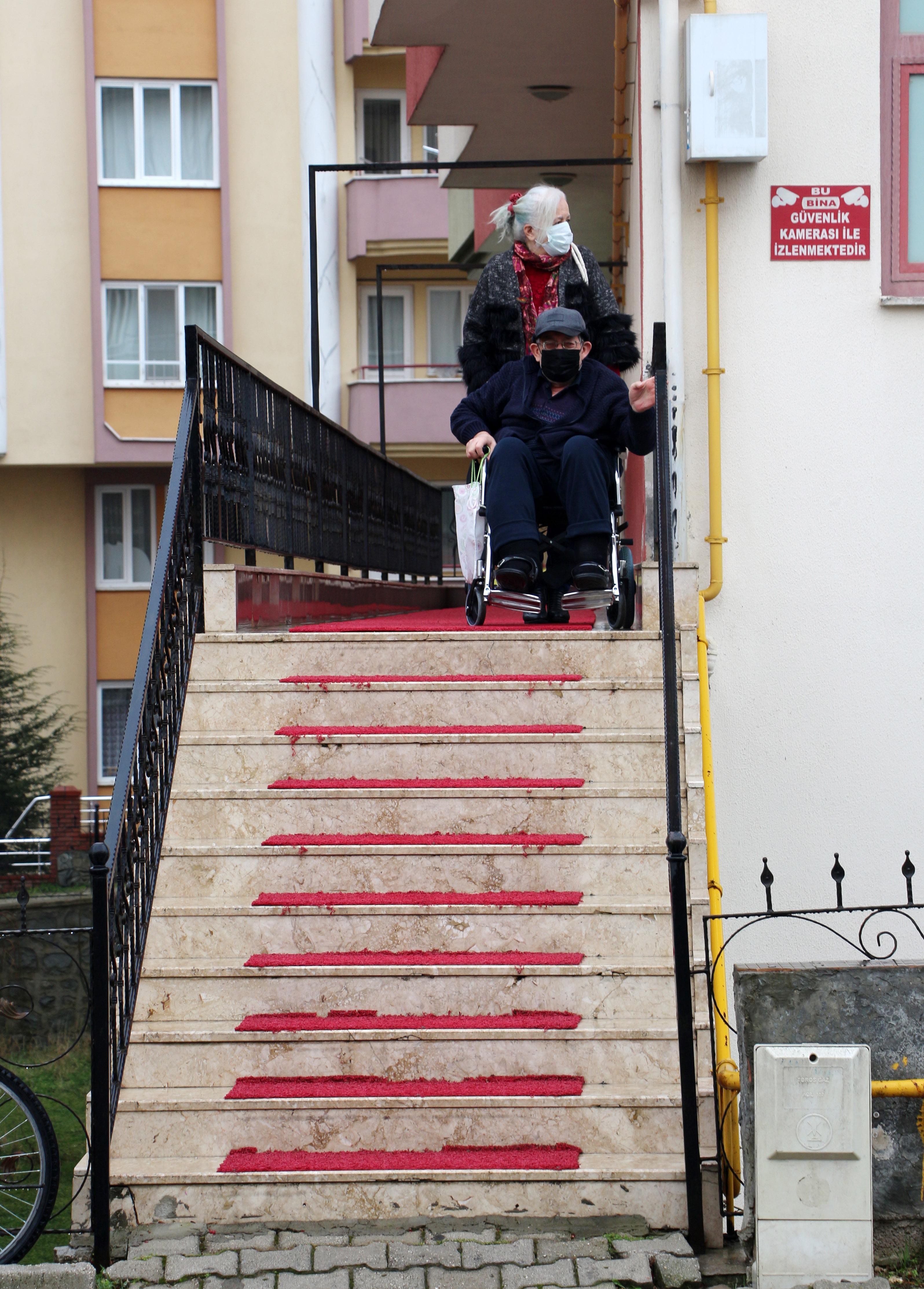 Sokağa çıkması için her gün merdiven engelini aşması gerekiyor