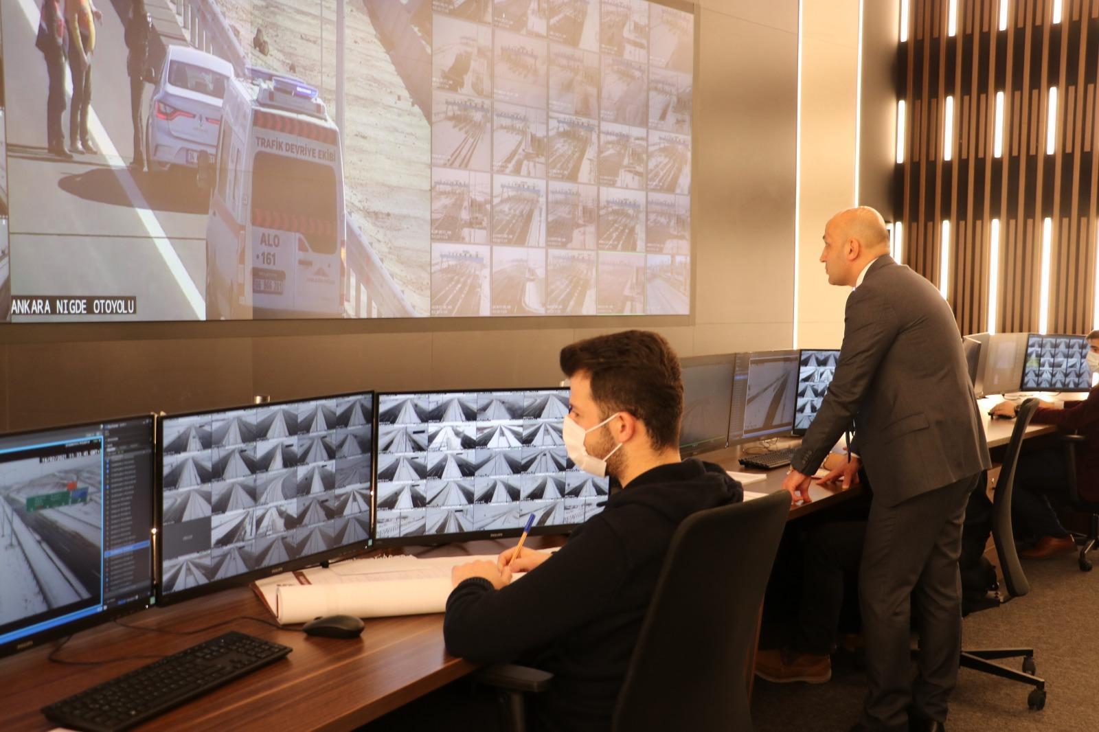 Akıllı otoyolda aracının lastiği patlayan kadın sürücüye 10 dakikada yardım