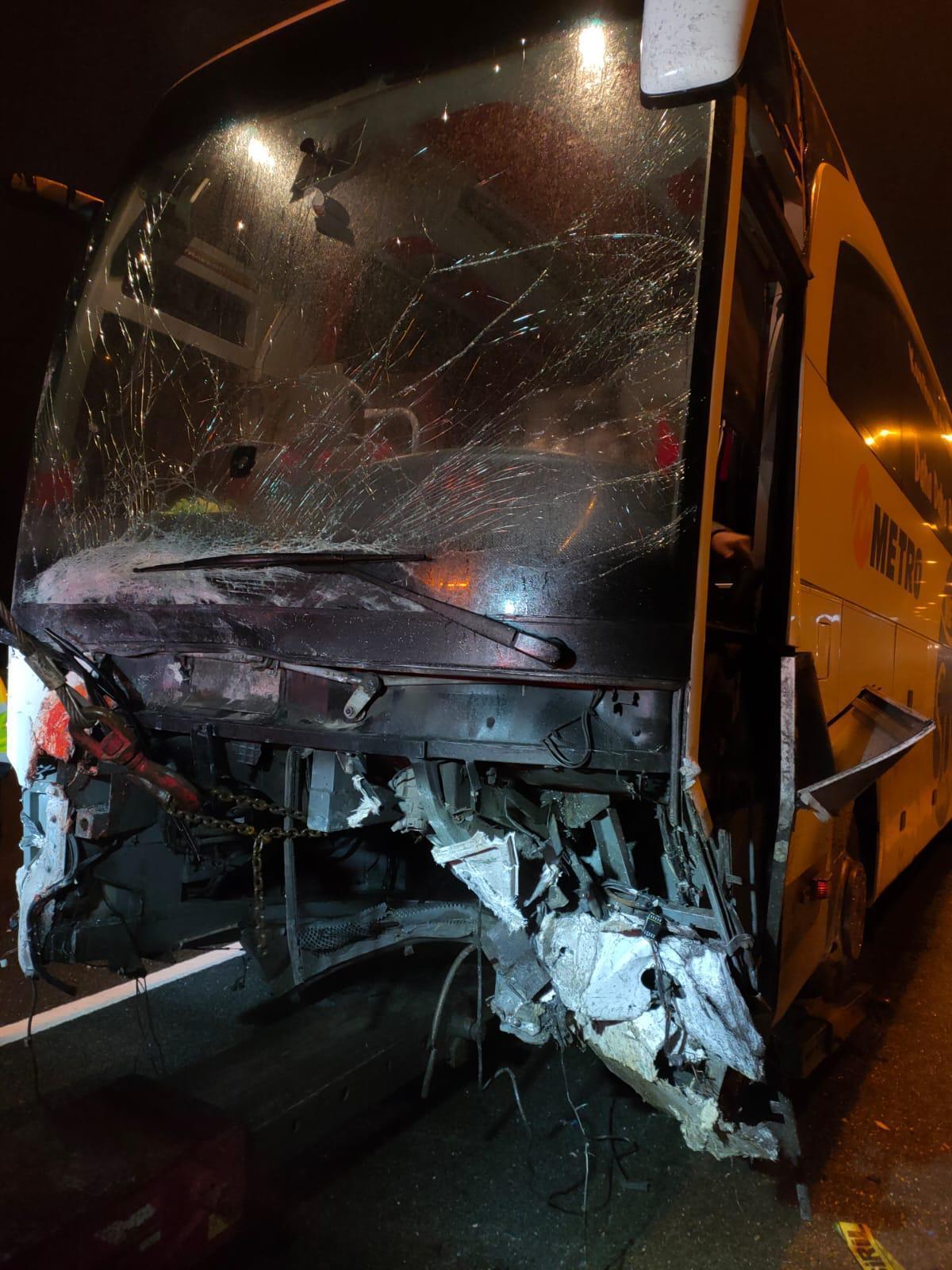 Otoyolda ters yönde hız yapan otomobil, yolcu otobüsüyle çarpıştı: 2 ölü, 10 yaralı