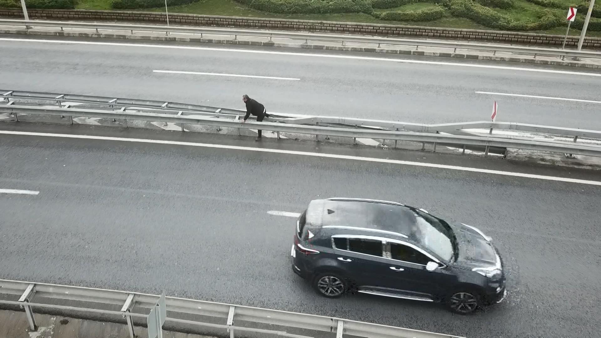 Hasdalda mezarlığa ulaşmak isteyenlerin üst geçit şaşkınlığı... Kızım arıyor Anne ulaştın mı diye soruyor