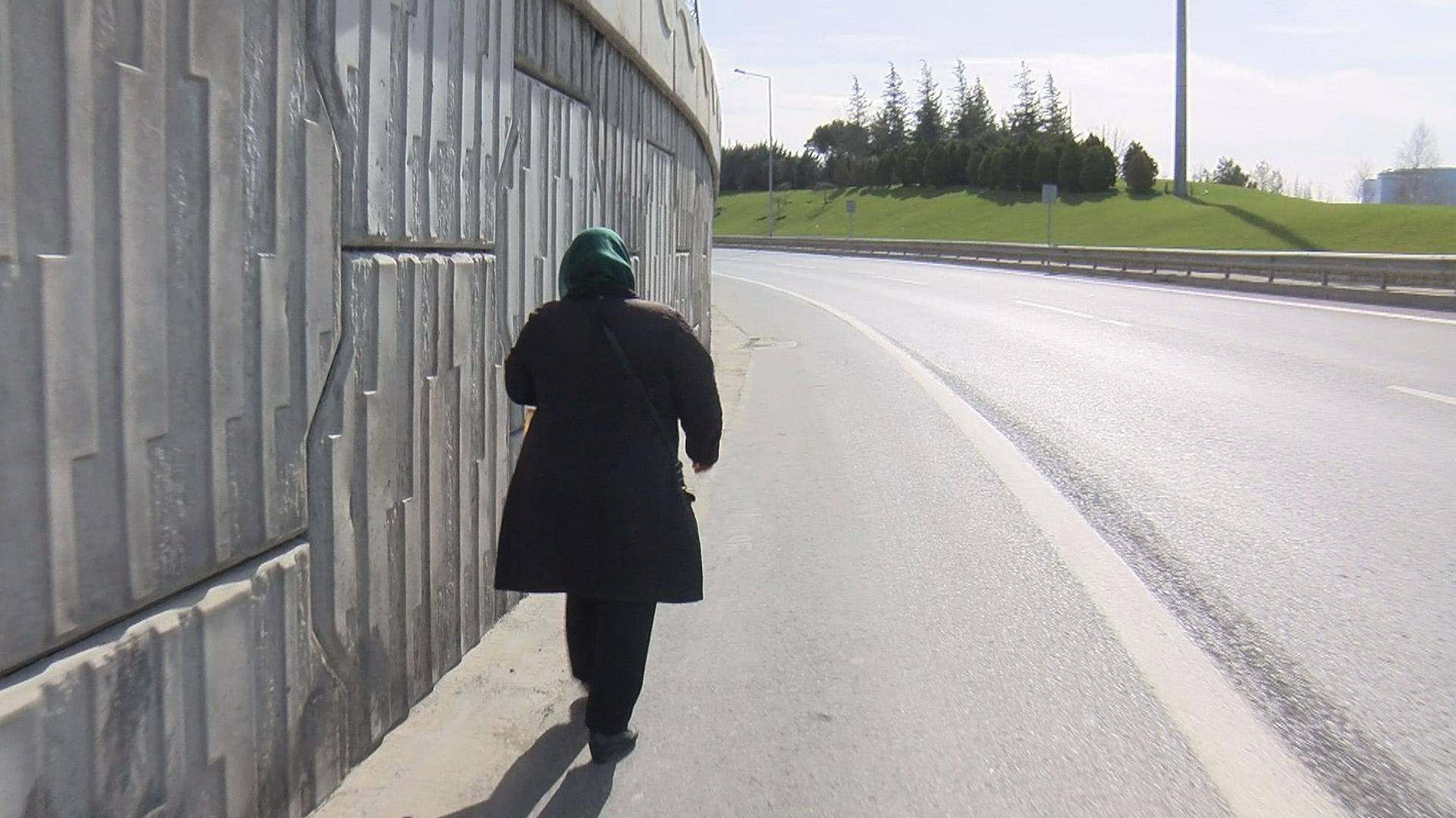 Hasdalda mezarlığa ulaşmak isteyenlerin üst geçit şaşkınlığı... Kızım arıyor Anne ulaştın mı diye soruyor